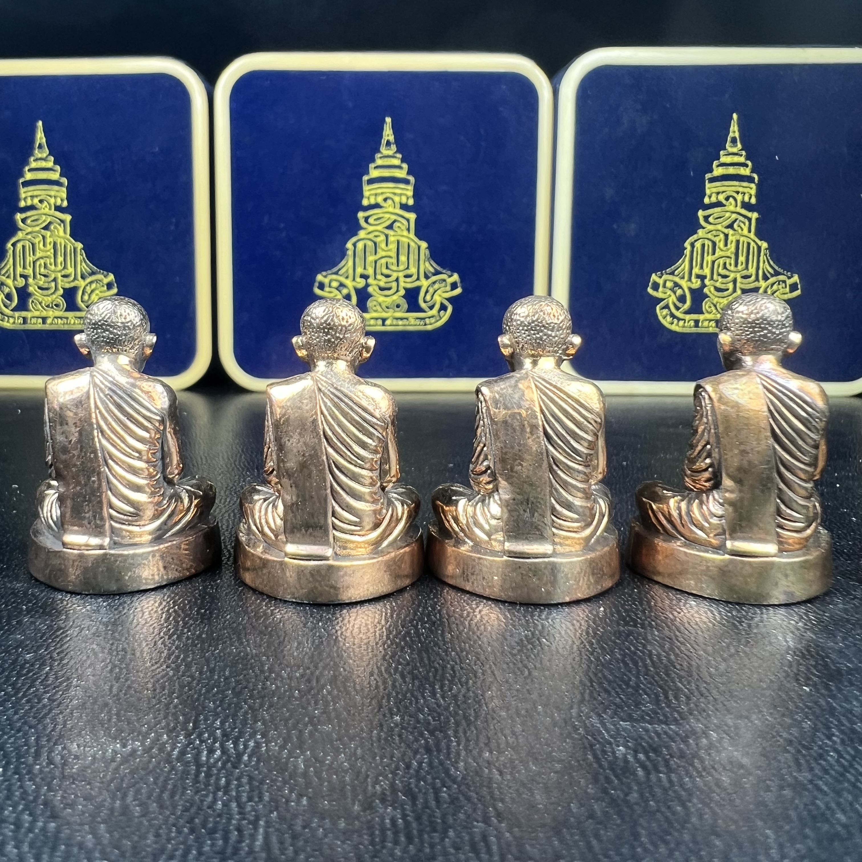 พระรูปเหมือนลอยองค์ สมเด็จพระสังฆราช วัดบวรนิเวศวิหาร รุ่น คชวัตร ปี2546 ที่ระลึกงานฉลองพระชนมายุ 90 พรรษา เนื้อนวโหละ (พิมพ์ใหญ่หน้าตัก 1.5ซม.+พิมพ์เล็กหน้าตัก1 ซม.)รวม1 ชุด 2 องค์