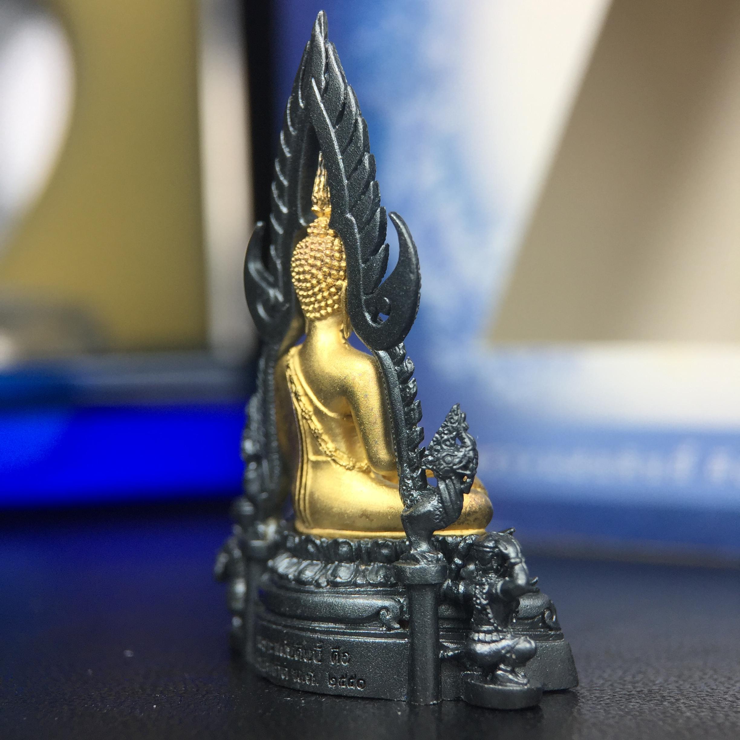 พระพุทธชินราช ภปร. โครงการ เพราะแผ่นดินนี้คือแผ่นดินเกิด เนื้อเงินชุบทองคำซุ้มรมดำ ปี2551 ขนาดหน้าตัก1/2นิ้ว(3.5*2.5 ซม.) (สวยงามหายาก)1ใน 5000 องค์