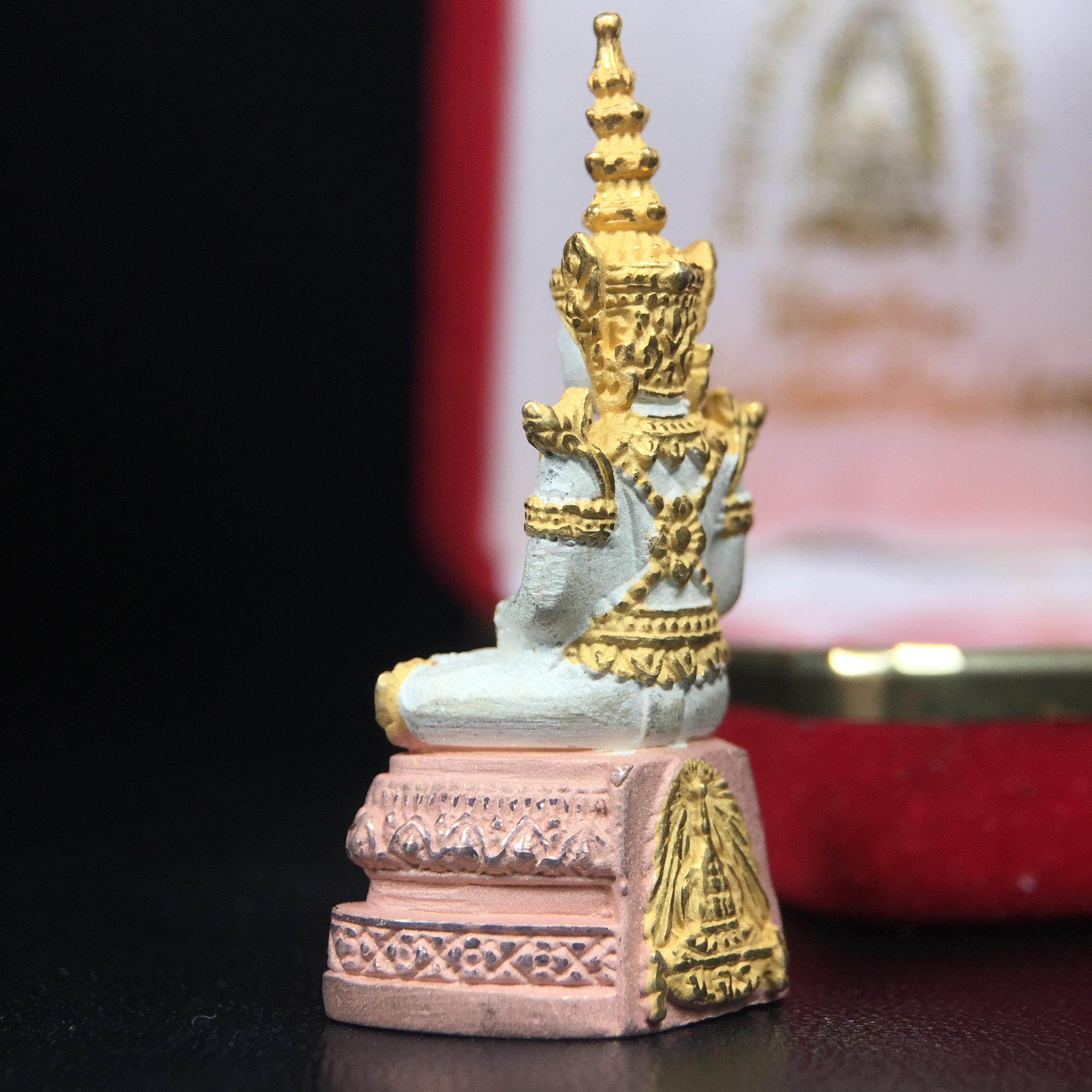 พระพุทธมหามณีรัตนปฏิมากร (พระแก้วมรกต) มหาจุฬาลงกรณราชวิทยาลัย(มจร.) วังน้อย พระนครศรีอยุธยา ปี 2543 พิธีมหาพุทธาภิเษก ณ วัดพระศรีรัตนศาสดาราม (วัดพระแก้ว) ในพระบรมมหาราชวัง เนื้อเงินสามกษัตริย์ (ตอกโค๊ตหมายเลข 181)