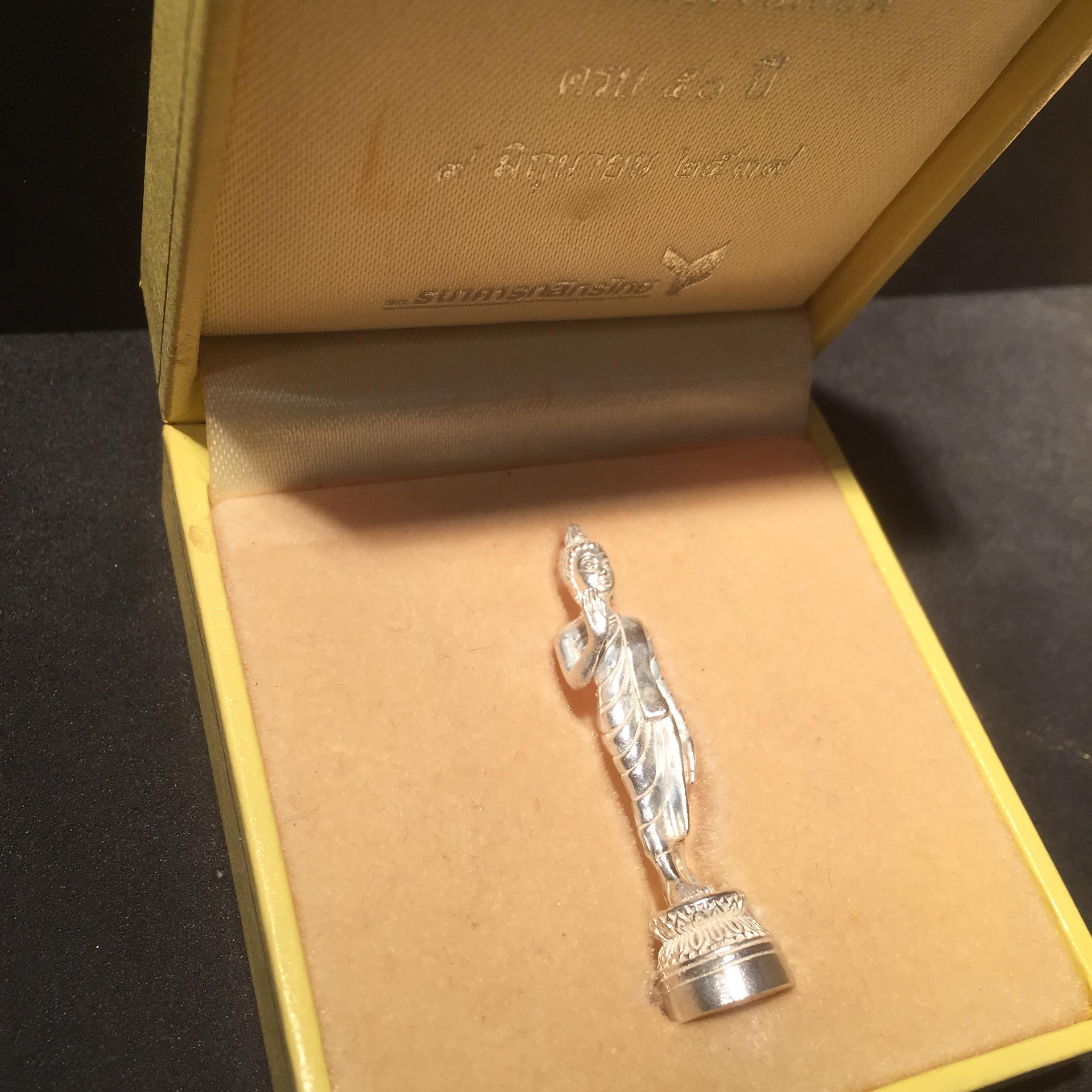 พระพุทธอภัยมงคลสมังคี ลอยองค์เนื้อเงิน สร้างเนื่องในมงคลโอกาสที่พระบาทสมเด็จพระเจ้าอยู่หัว ทรงครองสิริราชสมบัติครบ ๕๐ ปี พ.ศ.๒๕๓๙ ด้านหน้าประดิษฐานตราสัญลักษณ์งานฉลองสิริราชสมบัติครบ ๕๐ ปี