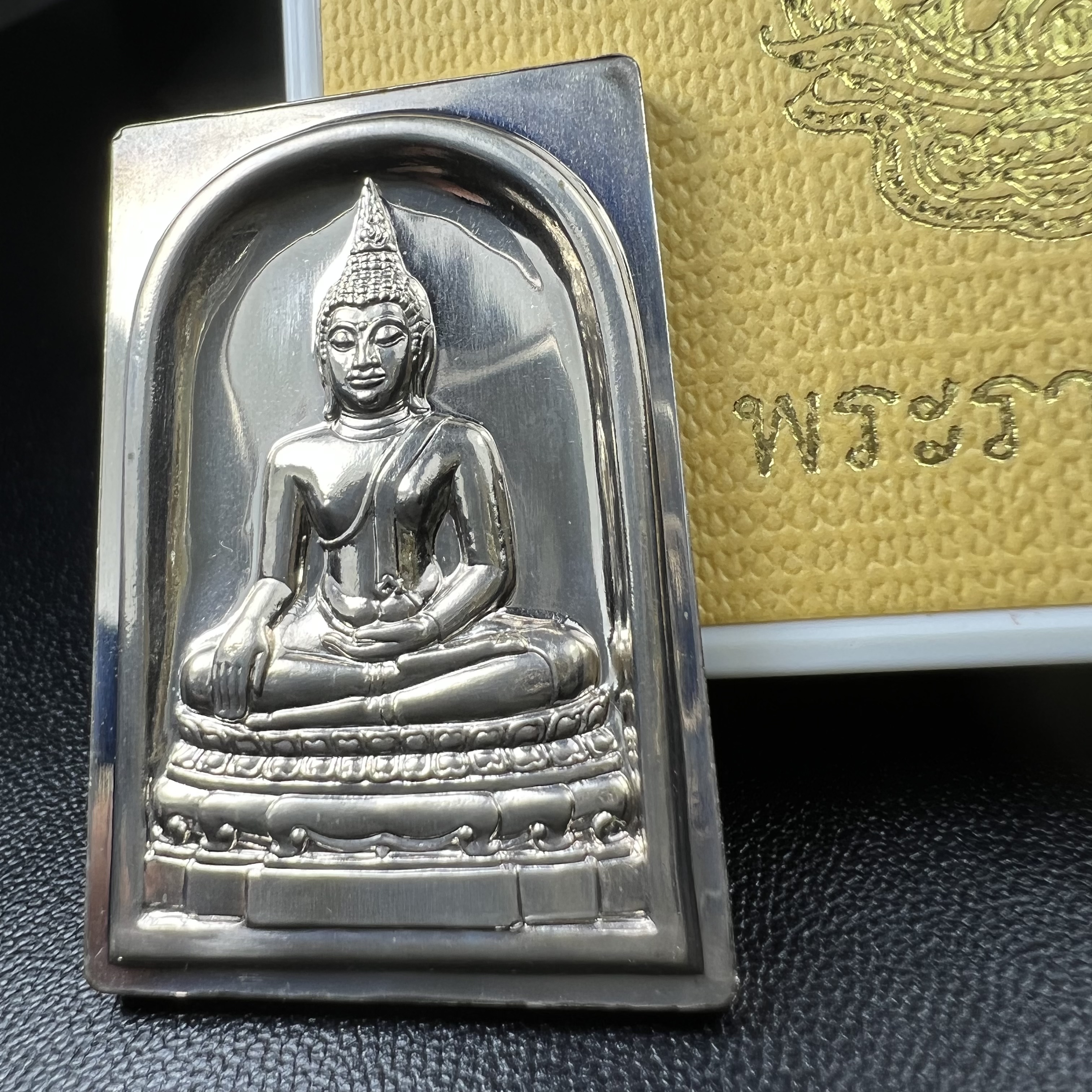 พระพุทธชินสีห์ หลังตรา ปรมาภิไธยย่อ ภปร. ในวโรกาสเฉลิมพระชมพรรษาในหลวงรัชกาลที่9 ครบ 7 รอบ และ ที่ระลึกสมโภชวัดบวรนิเวศวิหารครบ 175 ปี พ.ศ.2554 เหรียญเนื้อเงิน พิมพ์ใหญ่ ขนาดสูง 3.8 ซม. พร้อมกล่องบรรจุเดิมพระราชทาน(1 ใน 1585 เหรียญ)หายาก