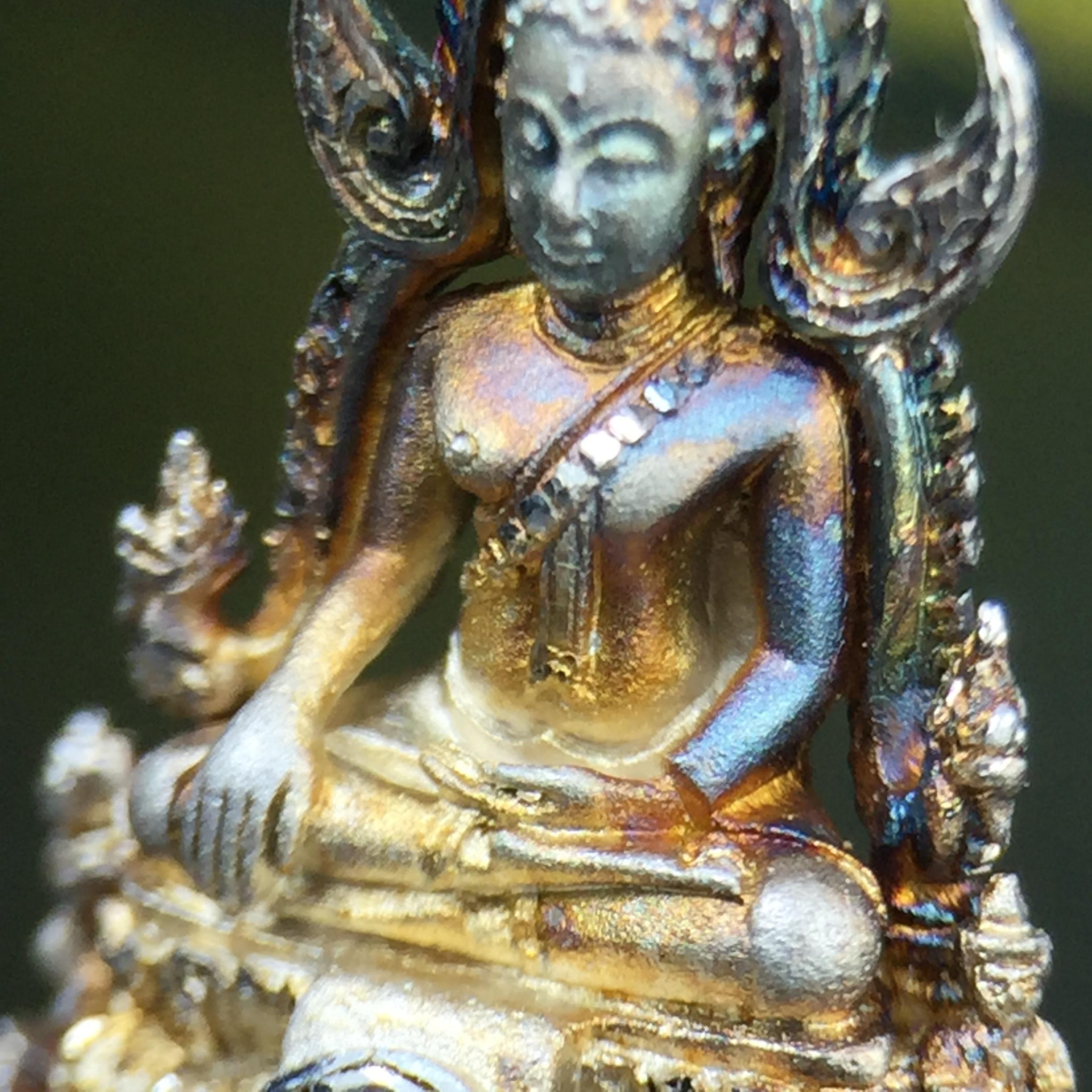 พระพุทธชินราช(จำลอง) ภปร. 84 พรรษา เนื้อเงินชุบทองคำขาว พิมพ์เล็กขนาดหน้าตัก 1/4 นิ้ว (สภาพผิวเดิมสวย ขึ้นสีรุ้งธรรมชาติ แบบนิยม)(พระราชทานมวลสาร จิตรลดาและเส้นพระเจ้า(เส้นผม))พุทธศิลป์ทรงคุณค่าอีกหนึ่งรุ่นยอดนิยม