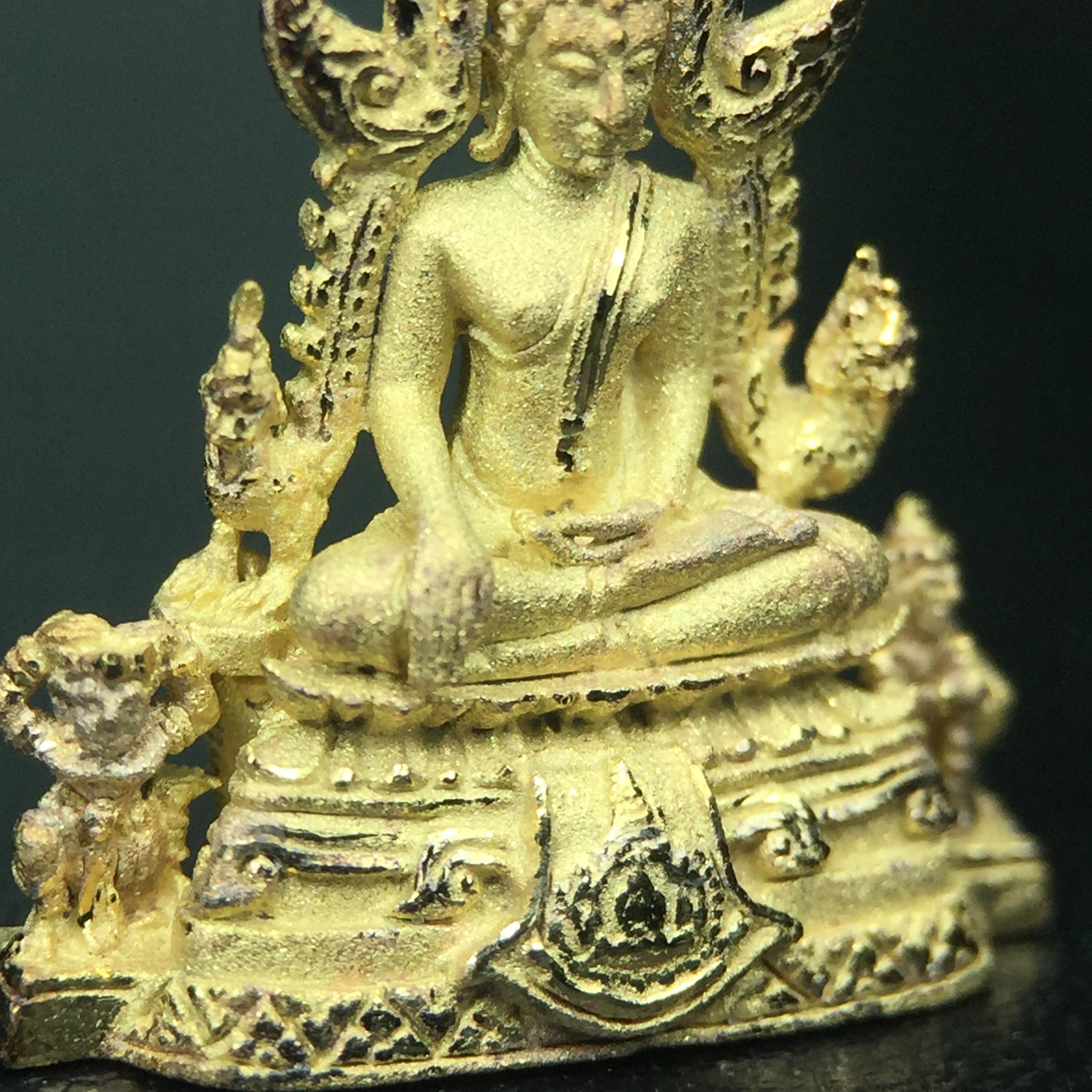 พระพุทธชินราช ภปร. ในวโรกาสพระราชพิธีมหามงคล เฉลิมพระชนมายุ6รอบ 5ธันวาคม2542 มูลนิธิพิทักษ์ดวงตาประชาชน จัดสร้าง เนื้อเงินบริสุทธิ์ 99.9% แบบชุบทองประกายเพชร 3 ไมครอน พิมพ์กลาง ขนาดสูง 2.4 ซม. พร้อมกล่องบรรจุเดิม