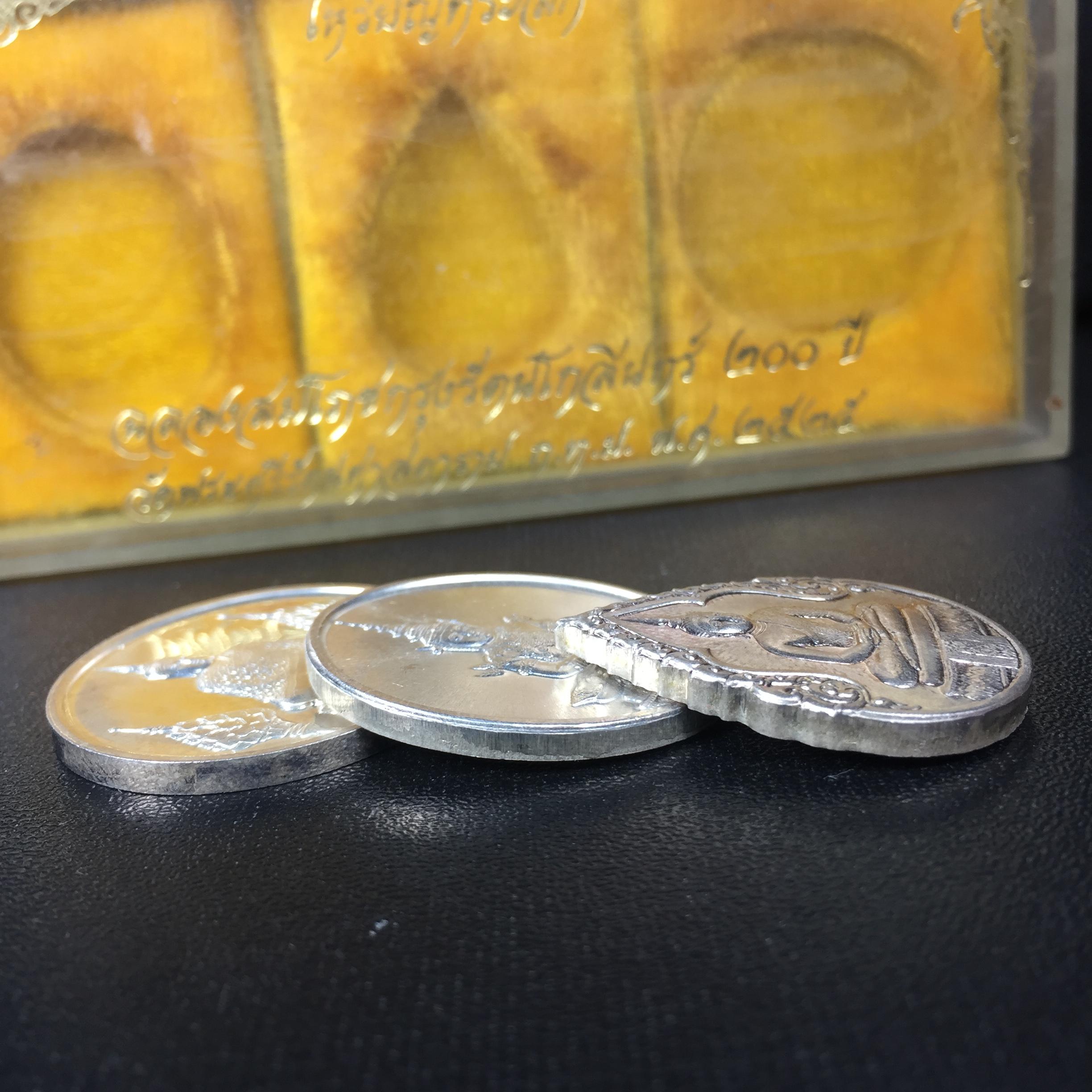 เหรียญพระแก้วมรกตหลัง ภปร ฉลองกรุงรัตนโกสินทร์ครบ 200 ปี พ.ศ.2525 เนื้อเงินกล่องบรรจุเดิมครบ3พิมพ์(บล็อกแรกไม่มีพระราชศรัธา)(ในหลวงรัชกาลที่9 เสด็จในพิธี)