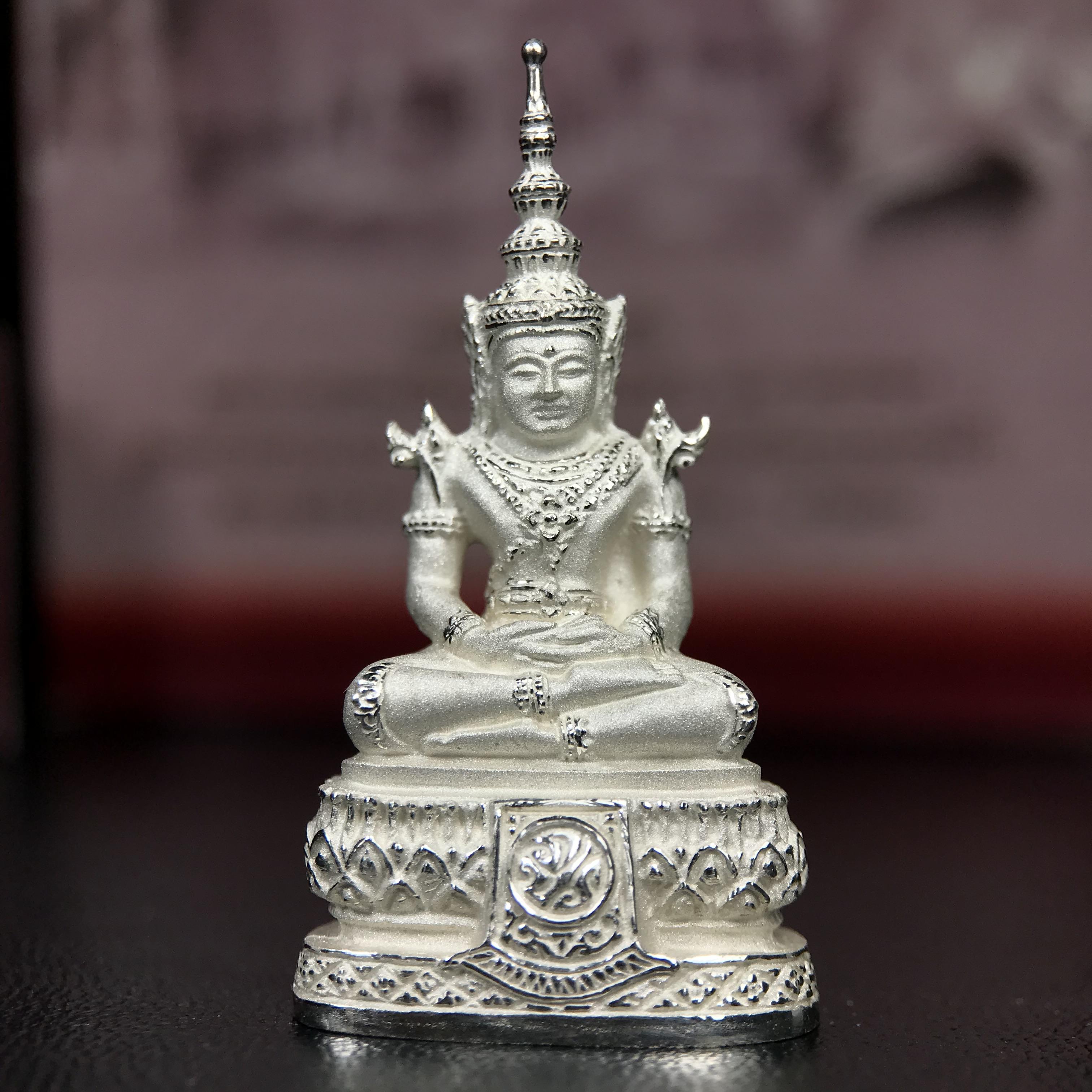 พระแก้วมรกต ภปร.(รุ่นแรก) ปี2545 จัดสร้างในมหาวโรกาส พระบาทสมเด็จพระเจ้าอยู่หัวรัชกาลที่ 9 ครบรอบ 75 พรรษา และฉลองกรุงรัตนโกสินทร์ครบ 220 ปี พิมพ์ลอยองค์ใหญ่ เนื้อเงินบริสุทธิ์ 92.5% ขนาด 19*35 มม. พร้อมกล่องบรรจุเดิม สวยครบสมบูรณ์(องค์หมายเลข ๔๔๗๙)