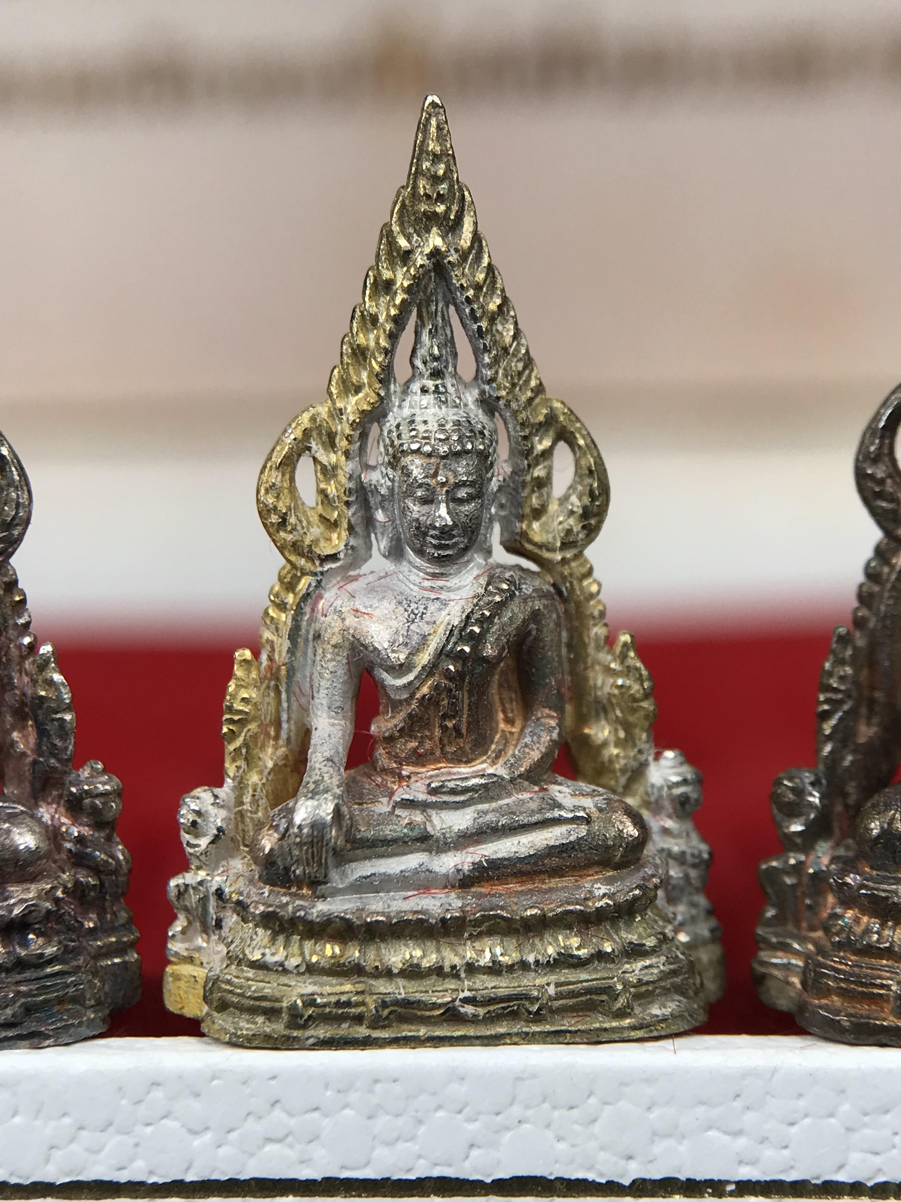 พระพุทธชินราช รุ่นมหาสิทธิโชค ปี2540 พิมพ์เล็กชุด3องค์ ขนาด 15 x 23 มม.(1.เงินสามกษัตริย์2.เงิน3.นวะ) พระดีพิธีใหญ่ พิธีพุทธาภิเษก ณ สถานที่ศักดิ์สิทธิ์เมืองพิษณุโลก ๔ ครั้ง โดยพระเกจิอาจารย์ชื่อดังทั่วประเทศ ๙๙ รูป โดยมีสมเด็จพระญาณสังวร เป็นประธานในพิธี