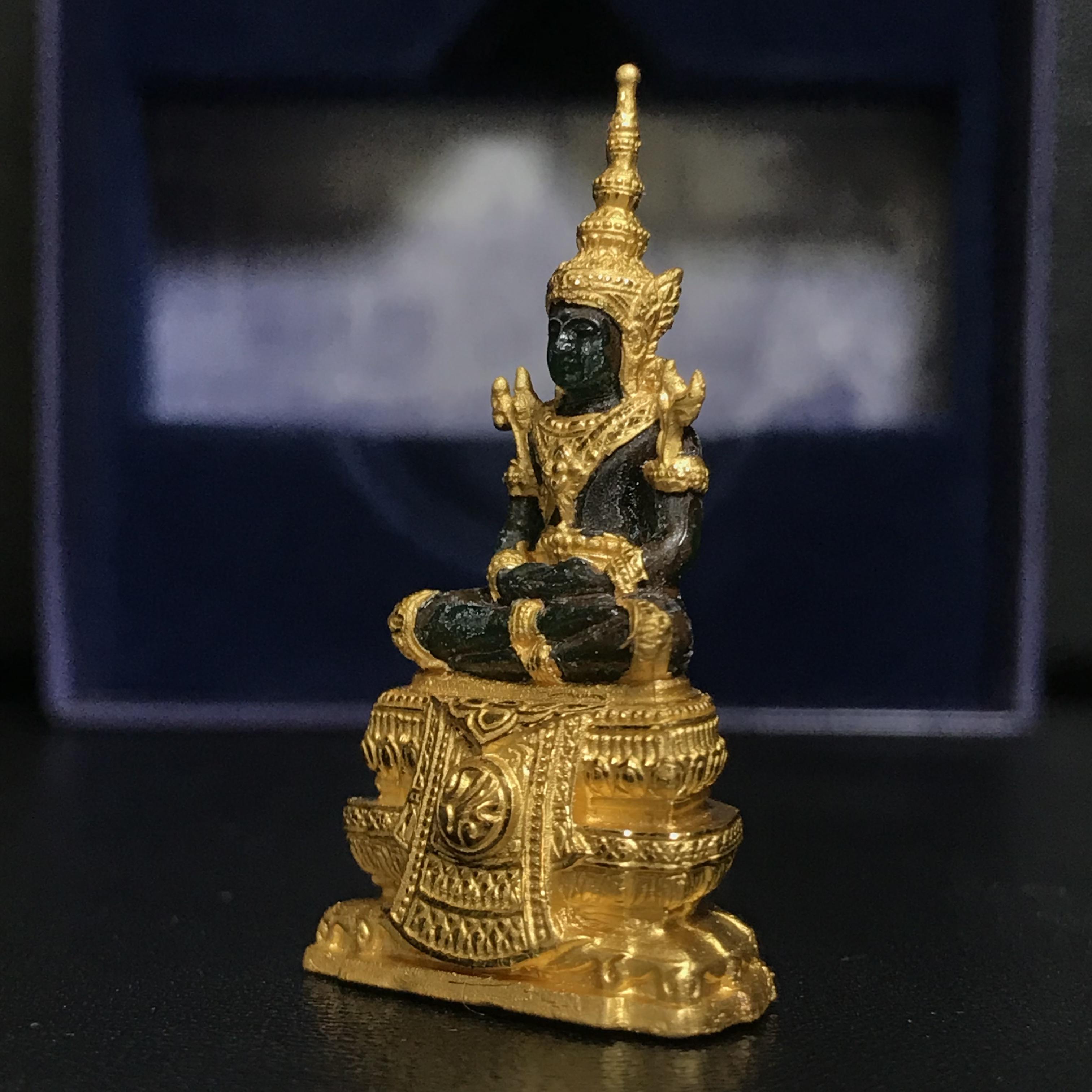 พระแก้วมรกต ภปร. ปี2547 จัดสร้างโดย รพ.ภูมิพลฯ เนื้อเรซิ่นหุ้มทองคำลอยองค์ หน้าตัก 1/2 นิ้ว