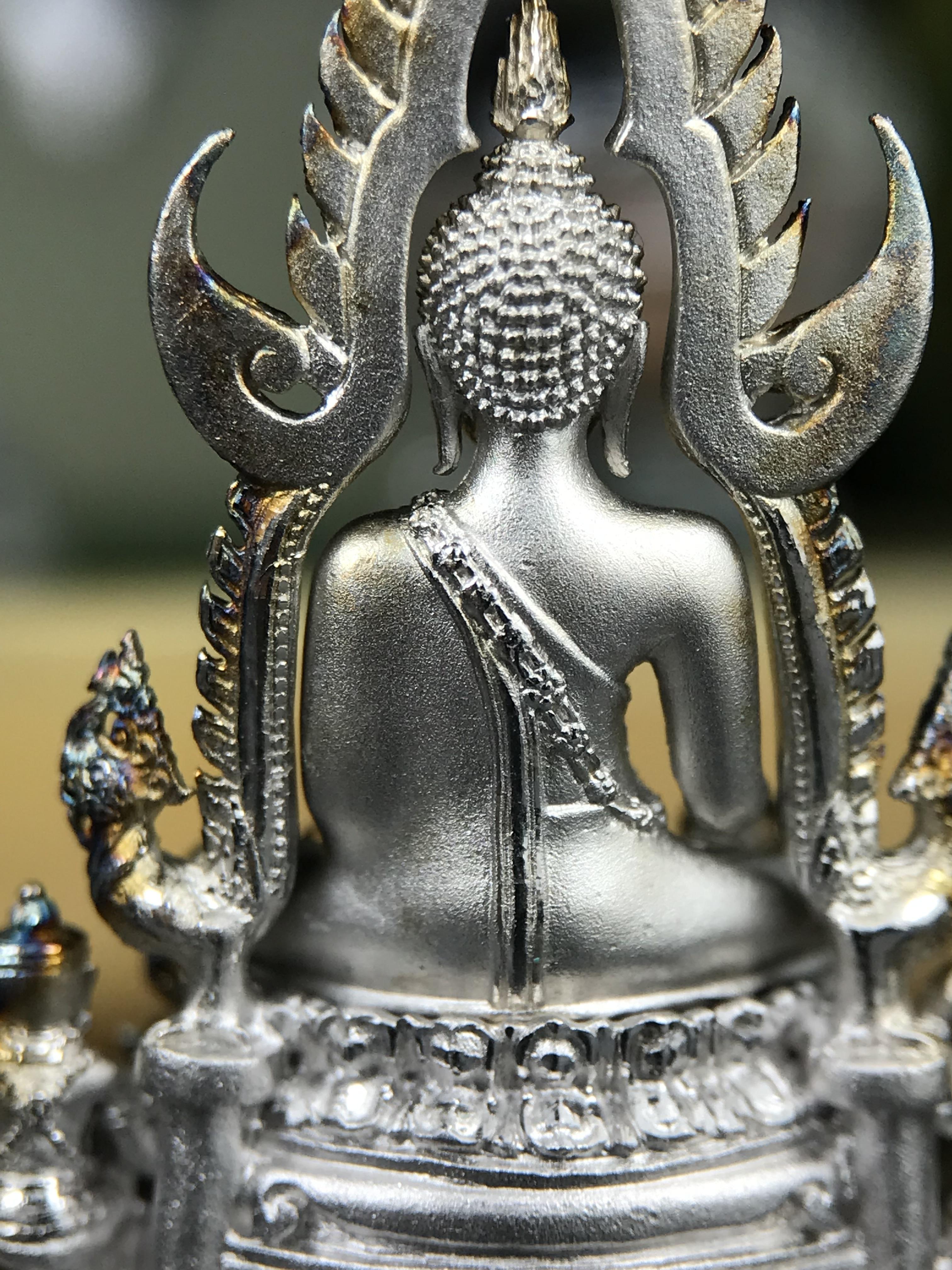 พระพุทธชินราช ภปร. 84 พรรษา ปี 2554 พิมพ์กลางขนาดหน้าตัก 1/2 นิ้ว(สูง 3.8 ซม.) เนื้อเงินชุบทองคำขาว(สภาพผิวเดิมสวย ขึ้นสีรุ้งธรรมชาติ แบบนิยม สวยมาก) (พระราชทานมวลสาร จิตรลดาและเส้นพระเจ้า(เส้นผม)รัชกาลที่9)พุทธศิลป์ทรงคุณค่าอีกหนึ่งรุ่นยอดนิยม