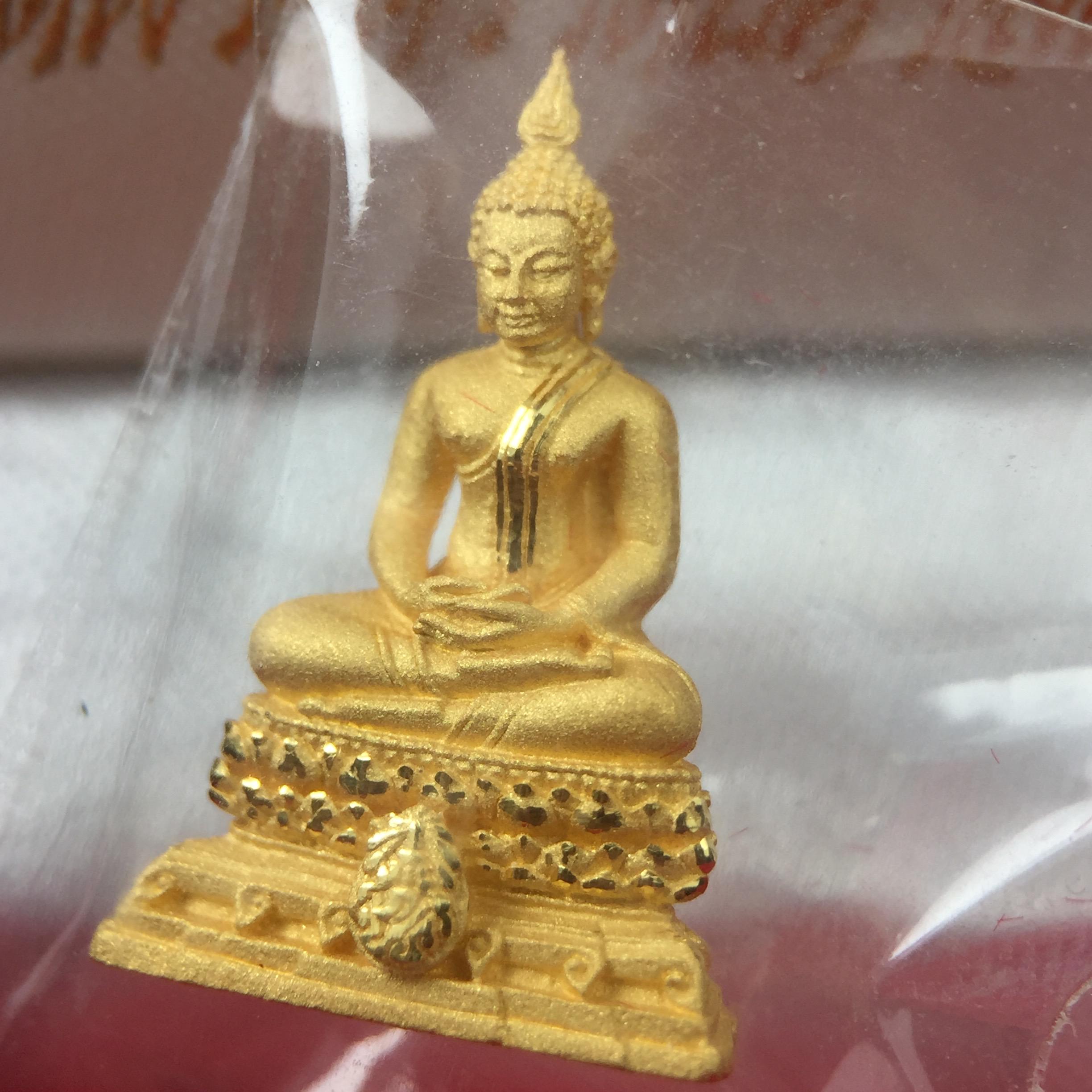 พระชัยวัฒน์พุทธสิหิงค์ ภปร. รุ่นสร้างหอพระธรรมศาสตร์ ปี2542 เนื้อทองคำ(5.9 กรัม)(ผิวเดิม ซีนซองเดิม กล่องครบสวยสมบูรณ์) มหาพิธี 3วาระอันยิ่งใหญ่(ตอกโค๊ตและหมายเลข๘๒๑) (1ใน5000องค์)