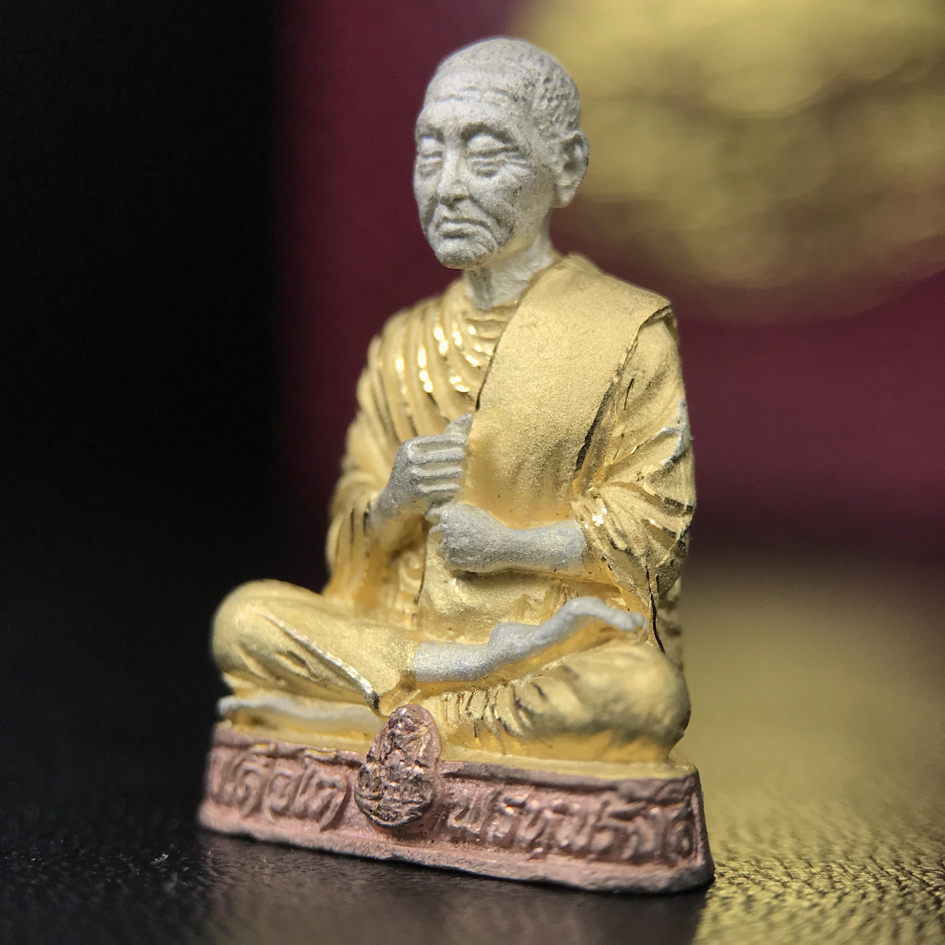 รูปเหมือนสมเด็จพระพุฒาจารย์ (โต พรหมรังสี)วัดใหม่อมตรส บางขุนพรหม ปี2540 รุ่นกาญจนาภิเษก จัดสร้างในวโรกาสที่รัชกาลที่ 9 ทรงครองสิริราชสมบัติ ครบ 50ปี ลอยองค์พิมพ์ใหญ่ เนื้อเงินบริสุทธิ์ 99.9% แบบชุบสามกษัตริย์ขัดเงาบางส่วน พร้อมกล่องบรรจุเดิมครบ