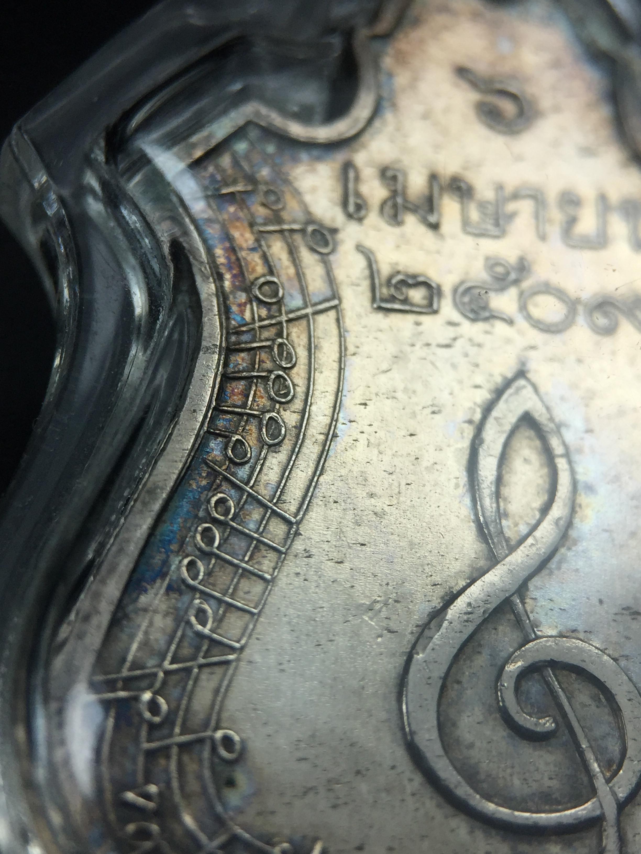 เหรียญสังคีตมงคล ภปร. ปี 2509(พระราชทาน)สุดยอดหายาก สร้างโดยพระราชทรัพย์ส่วนพระองค์ของพระบาทสมเด็จพระเจ้าอยู่หัวรัชกาลที่9(1ใน300 เหรียญ)เนื้อเงินสภาพสวยๆมีผิวขึ้นน้ำทองรุ้งๆเดิมๆตามกาลเวลา