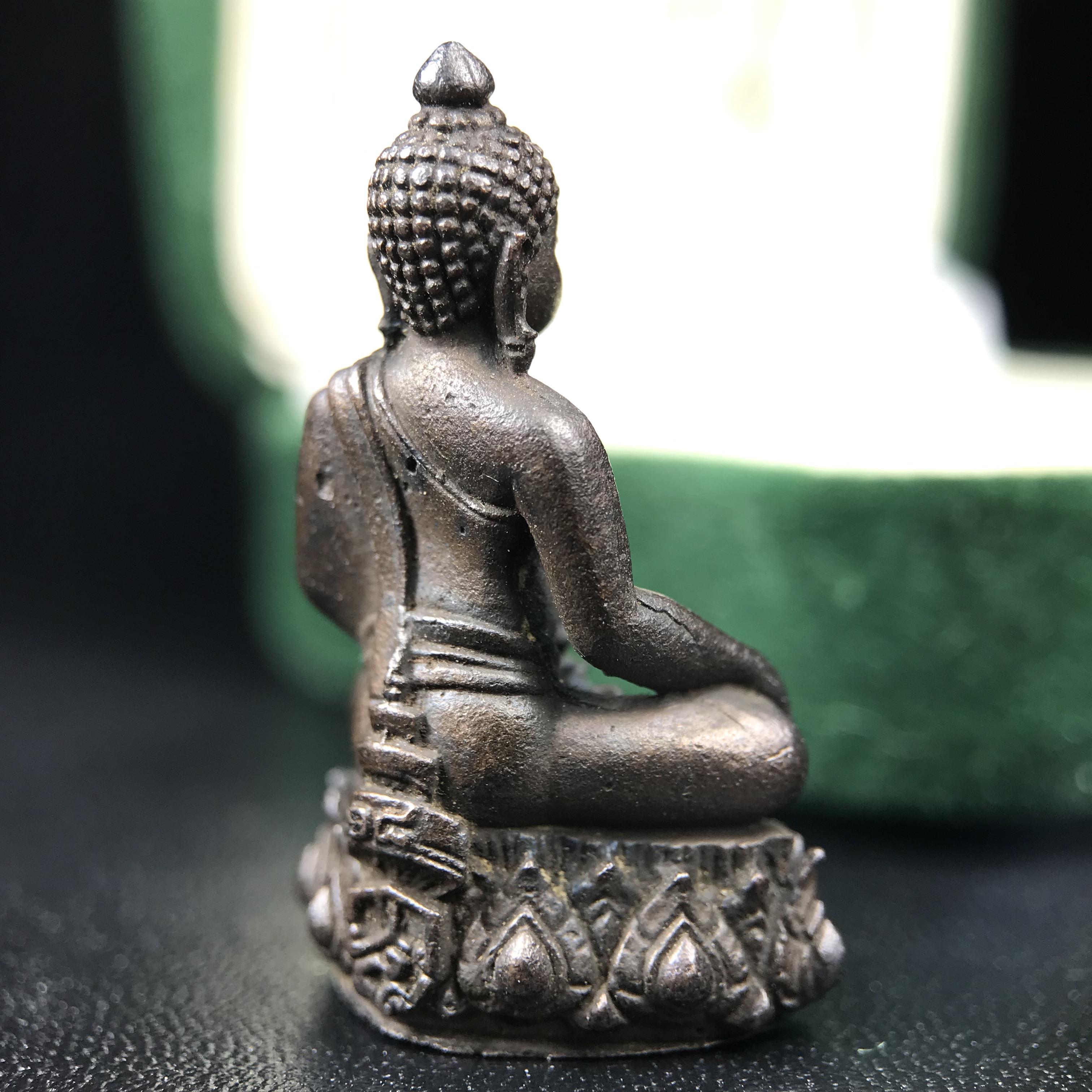 พระกริ่งวาสนา(รุ่นแรก) 80 พรรษา สมเด็จพระสังฆราช (วาสน์) วัดราชบพิธฯ ปี2521 เนื้อนวโลหะ(ตอกโค๊ตพระปิดตา) โดยมีหลวงปู่โต๊ะ วัดประดู่ฉิมพลีร่วมปลุกเสก พร้อมกล่องบรรจุเดิม(รุ่นแรก คอตั้งตรงได้สัดส่วน หายาก)