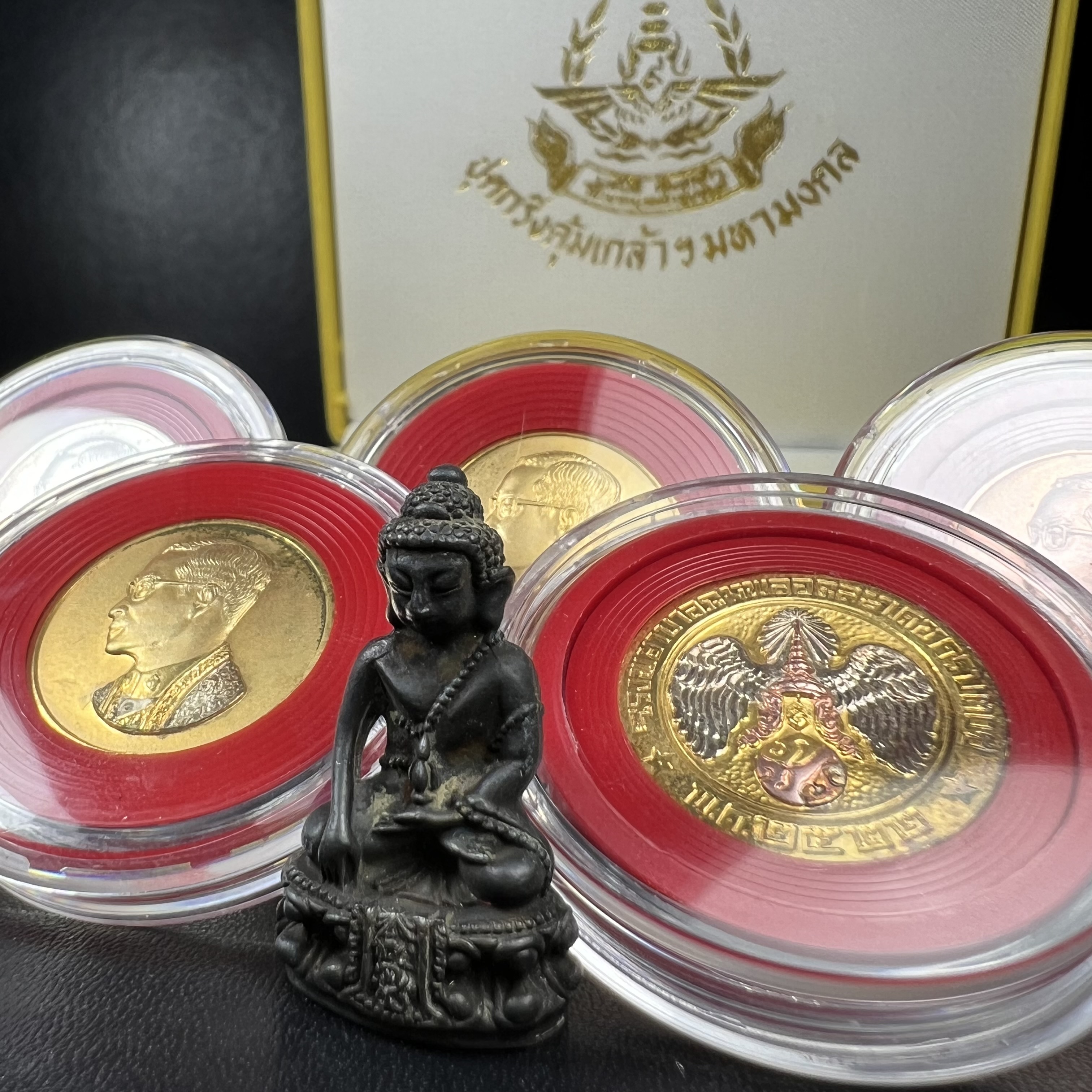 วัตถุมงคลคุ้มเกล้าฯ มหามงคลเฉลิมพระชนมพรรษา 6 รอบ รัชกาลที่ 9 ชุดพิเศษกรรมการ(สุดหายาก) (ในหลวงรัชกาลที่9 ทรงจุดไฟพระฤกษ์และเททอง พิธีใหญ่)ยอดนิยมหายาก