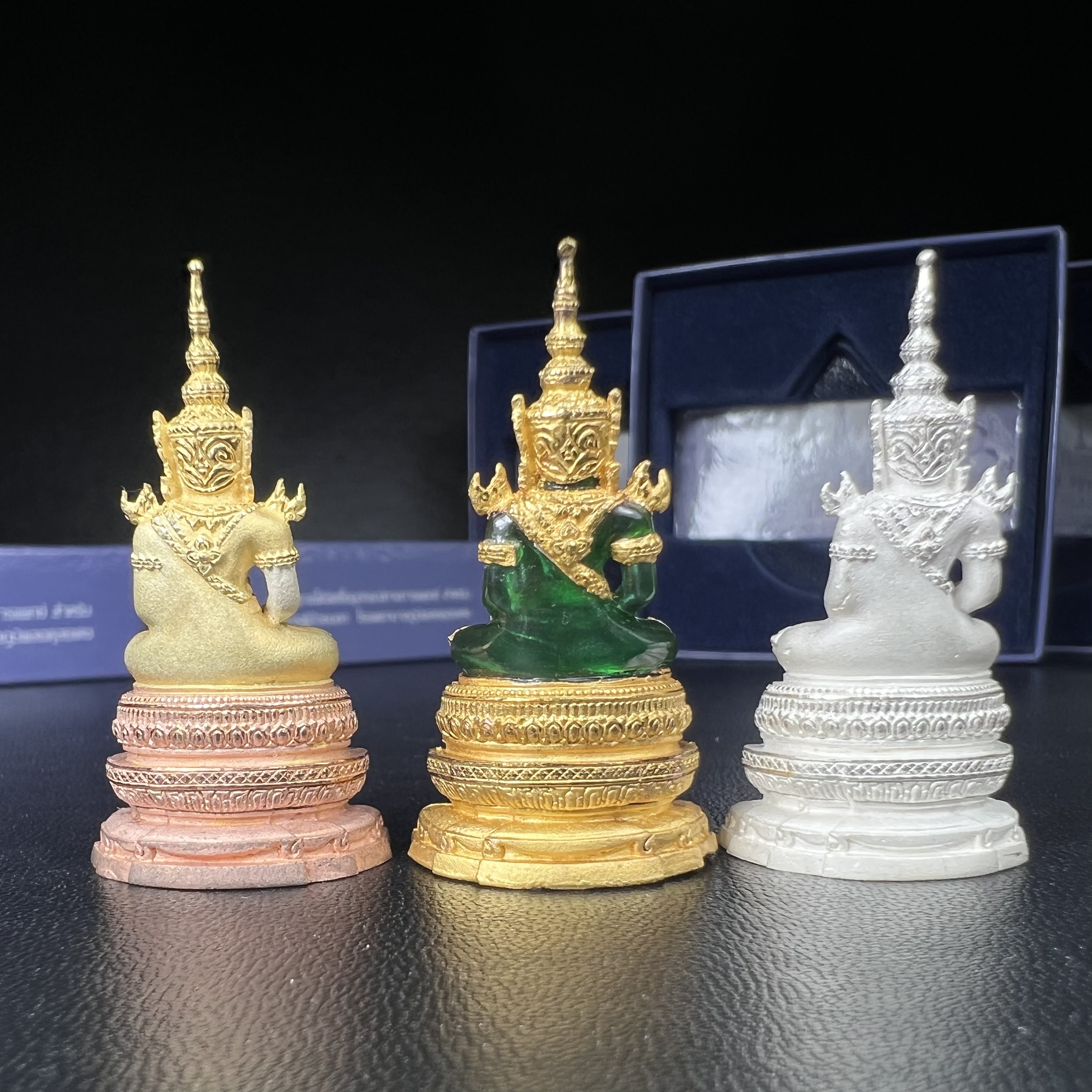 พระแก้วมรกต ภปร. จัดสร้างโดย รพ.ภูมิพลฯ ปี2547 ลอยองค์ขนาดหน้าตัก 1/2 นิ้ว (เนื้อเรซิ่นหุ้มทองคำ99.99%+เนื้อเงิน+เนื้อเงินสามกษัตริย์)(1ชุด 3 องค์)งดงามทรงคุณค่าอีกหนึ่งรุ่นยอดนิยม หายาก