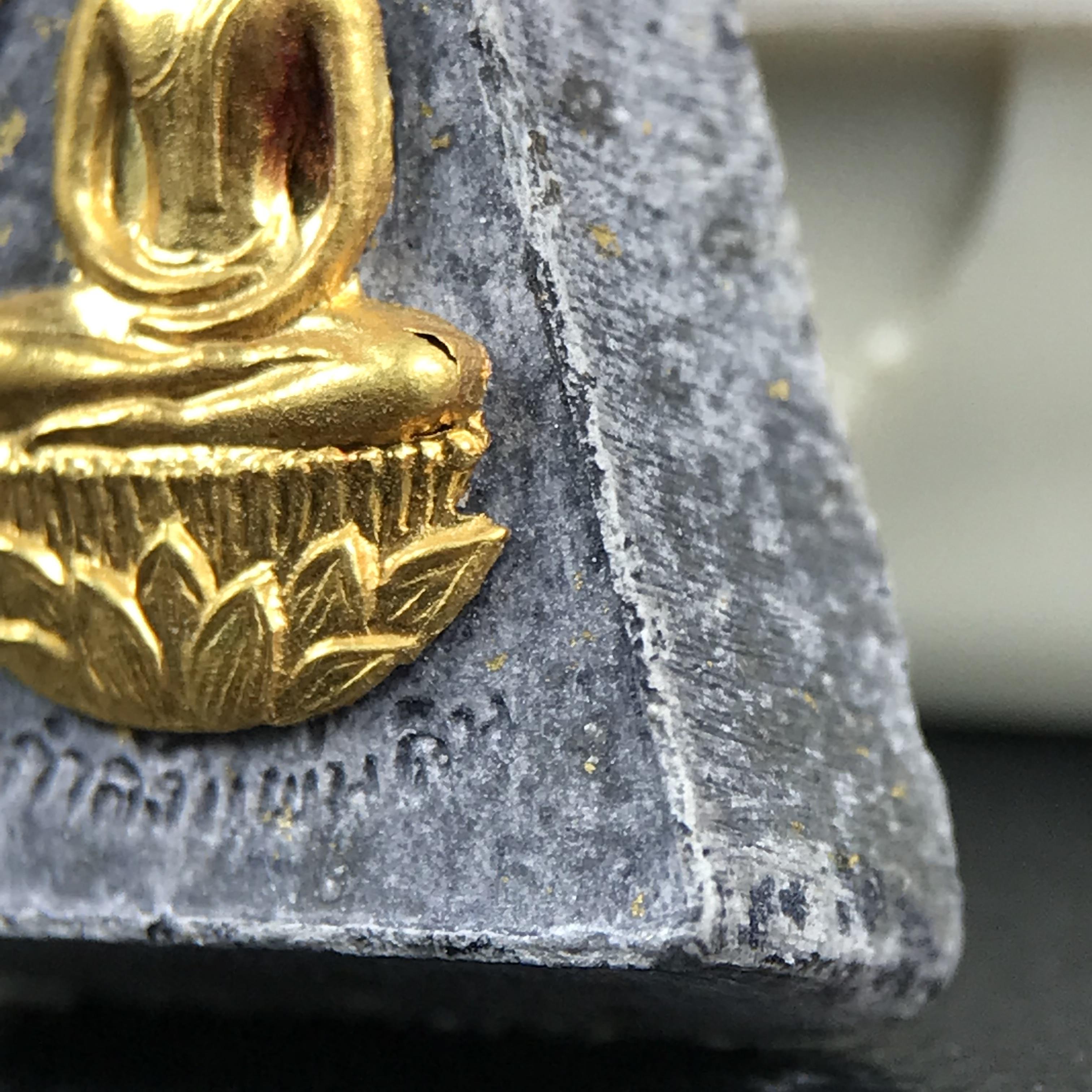 พระกำลังแผ่นดิน พระราชทาน วัดบวรนิเวศวิหาร ปี 2539 พิมพ์เล็กหน้ากากทองคำ (ในหลวง รัชกาลที่ 9 พระราชทานมวลสารจิตรลดา)นิยมหายาก