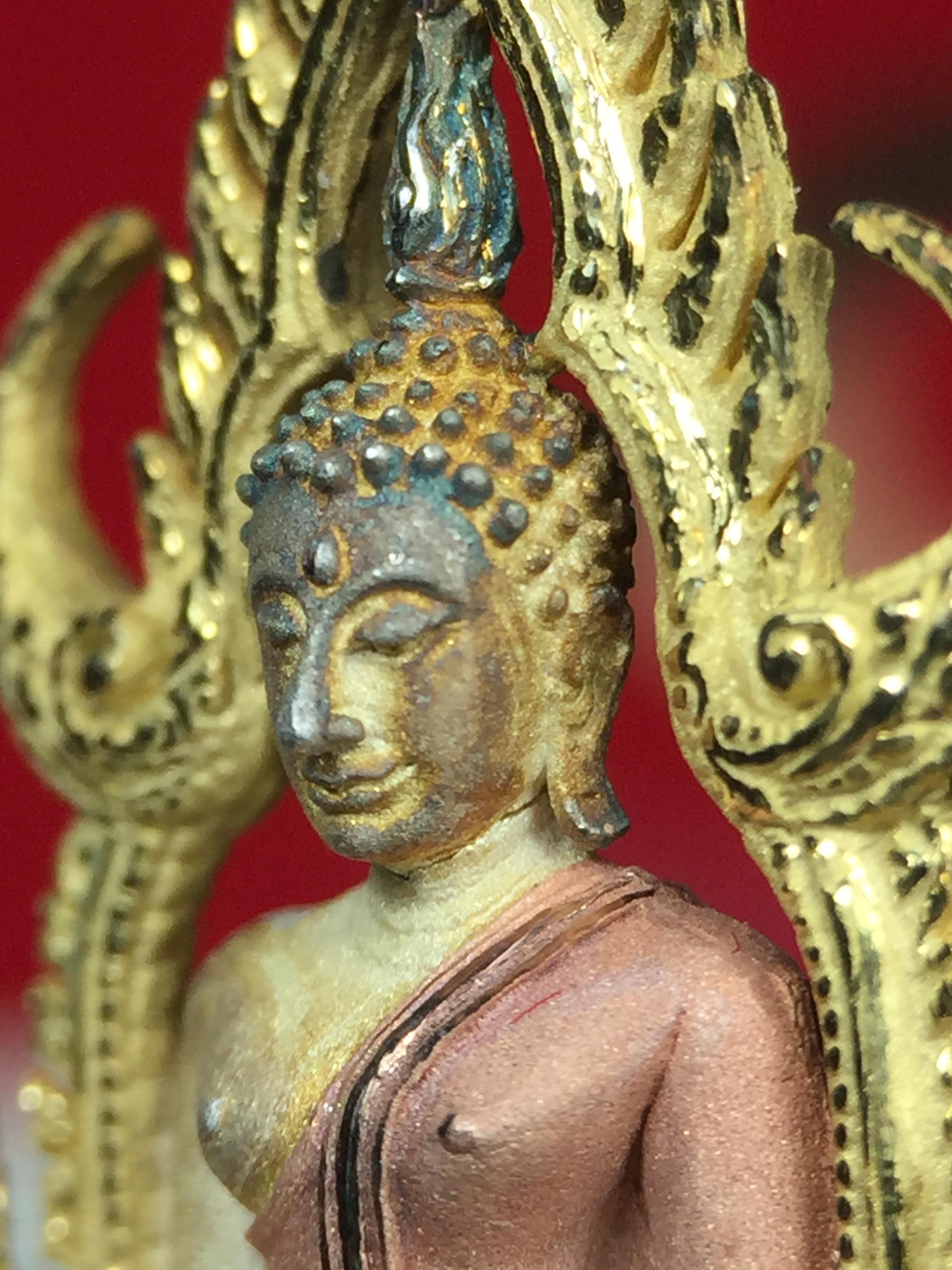 พระพุทธชินราช ภปร. ในวโรกาสพระราชพิธีมหามงคล เฉลิมพระชนมายุ6รอบ 5ธันวาคม2542 มูลนิธิพิทักษ์ดวงตาประชาชน จัดสร้าง เนื้อเงินบริสุทธิ์ 99.9% แบบสามกษัตริย์ขัดเงาบางส่วน พิมพ์ใหญ่ ขนาดสูง 3.4 ซม. พร้อมกล่องบรรจุเดิม