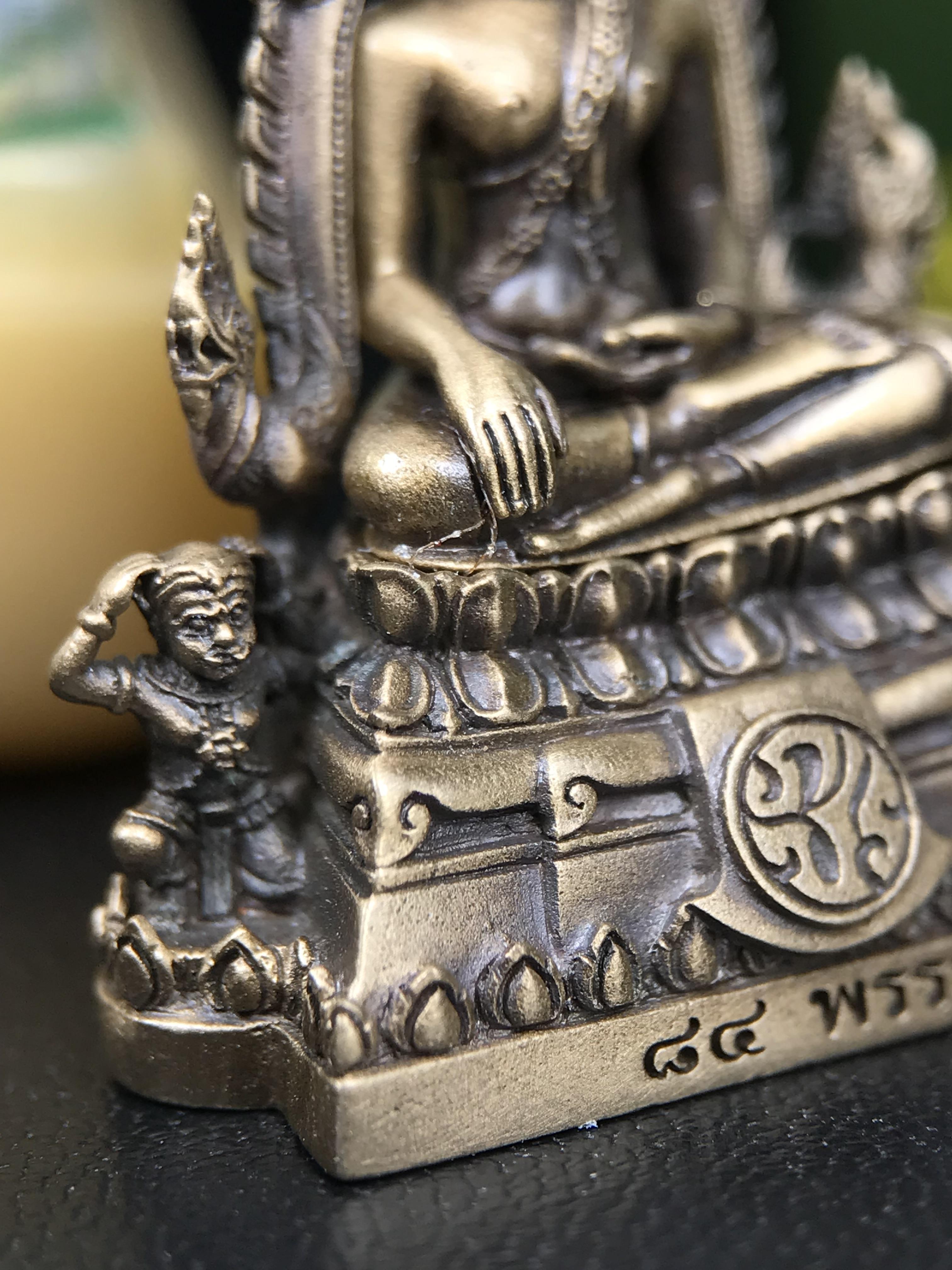 พระพุทธชินราช ภปร. 84 พรรษาในหลวงรัชกาลที่ 9 ปี 2554 พิมพ์กลางขนาดหน้าตัก 1/2 นิ้ว(สูง 3.8 ซม.) เนื้อบรอนซ์รมดำซาติน(สภาพผิวเดิมสวย) (พระราชทานมวลสาร จิตรลดาและเส้นพระเจ้า(เส้นผม)รัชกาลที่9)พุทธศิลป์ทรงคุณค่าอีกหนึ่งรุ่นยอดนิยม(องค์หมายเลข ๑๙๘๑)