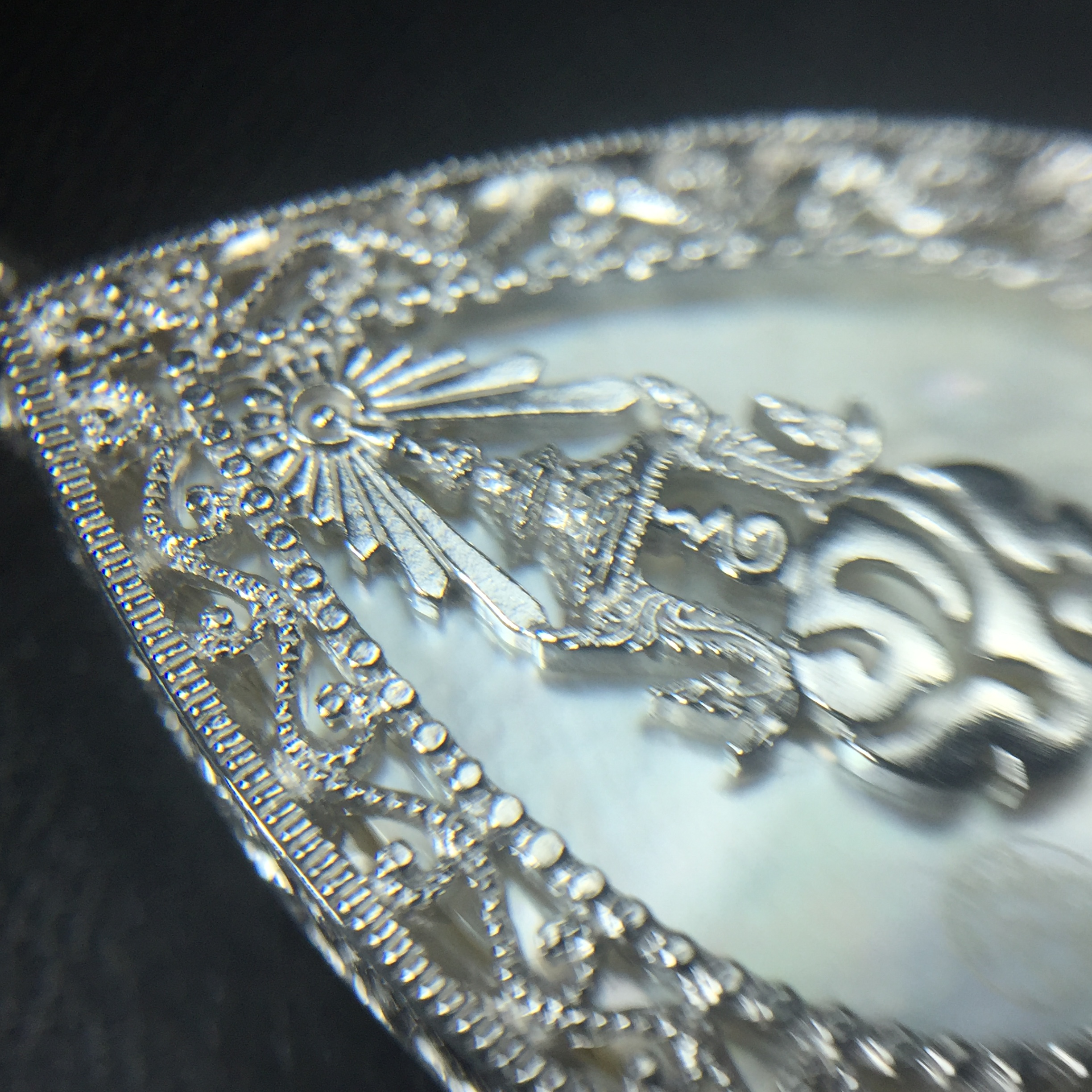 พระพุทธชินราช ภปร. โครงการ "เพราะแผ่นดินนี้ คือ แผ่นดินเกิด" ปี2548(รุ่นแรก) เหรียญทรงใบโพธิ์ ขนาด 21 x 29 มม. เนื้อเงินสามกษัตริย์ องค์พระชุบสามกษัตริย์ ล้อมด้วยกรอบเงินชุบทองคำขาวสลักเสลาเป็นลวดลายละเอียดอ่อน ส่วนพื้นองค์พระเป็นเปลือกหอยมุข