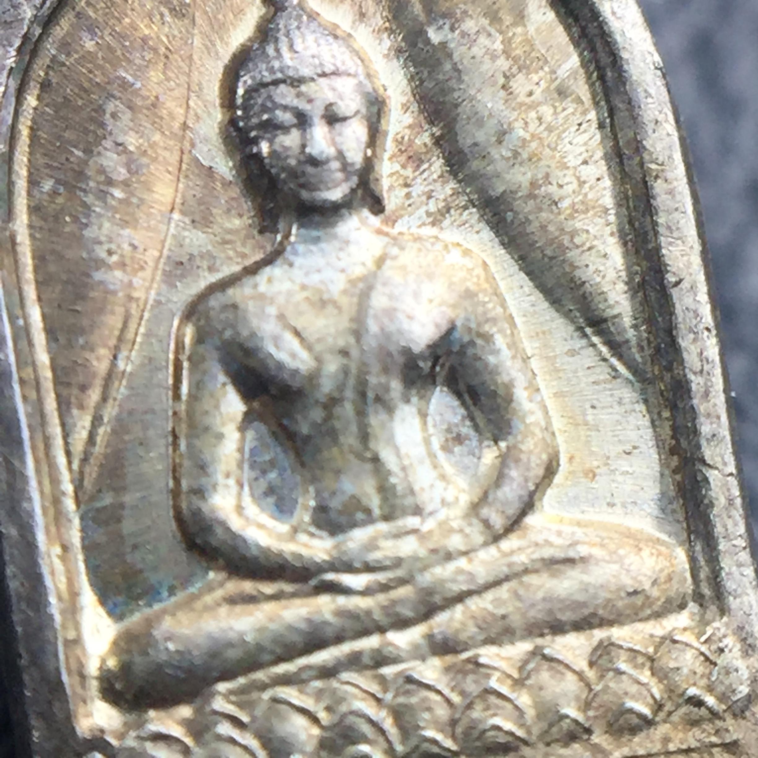 พระปรกใบมะขาม พระพุทธสิหิงค์ ภปร. ธรรมศาสตร์ 50ปี เนื้อเงิน(คัดสภาพสวยคมชัด ผิวเดิม หายาก)(ในหลวงรัชกาลที่9 เสด็จเททอง)(พระปรกใบมะขาม ภปร. รุ่นแรก) )(พิธีใหญ่ เกจิที่มีชื่อเสียงมาร่วมปลุกเสกจำนวนมาก ชนวนมาลสารเก่าเข้มขลัง )