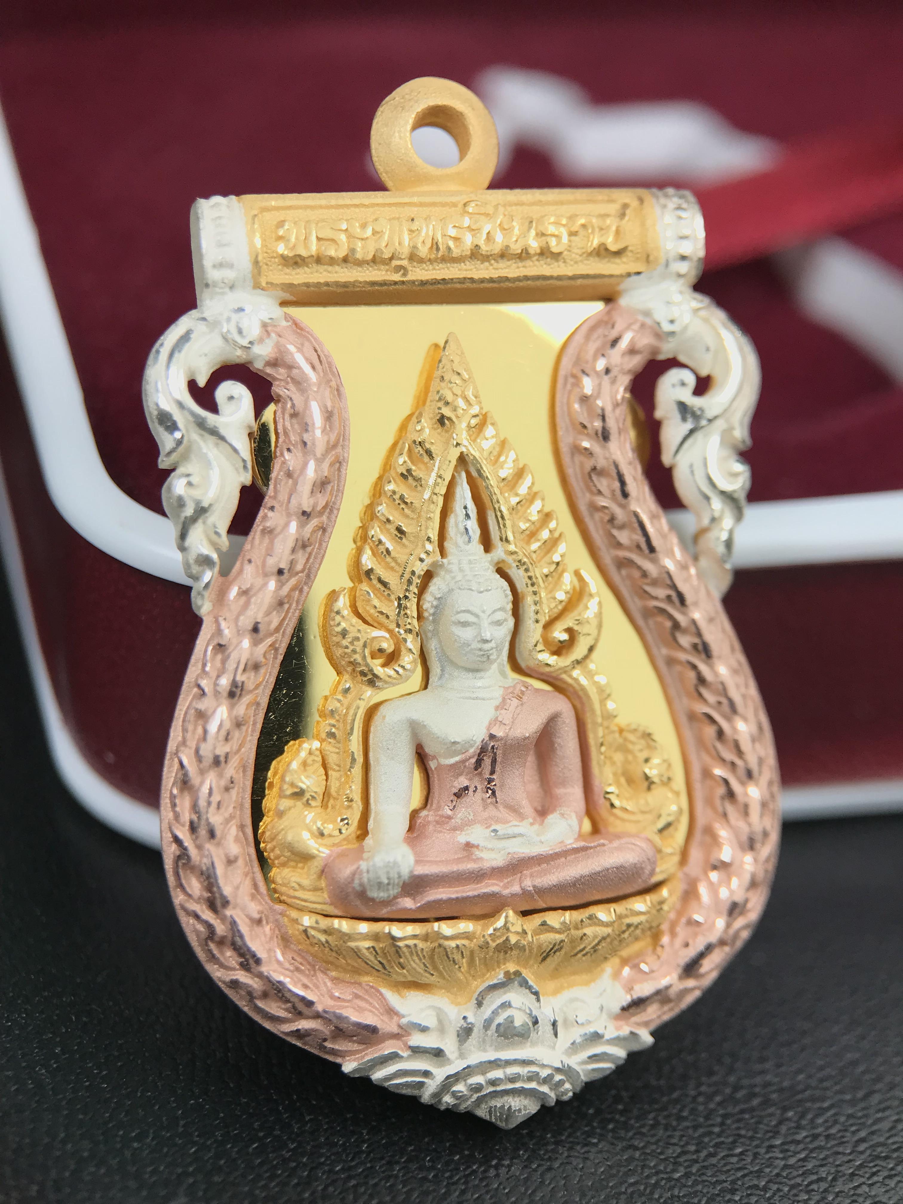 พระพุทธชินราช รุ่น ประวัติศาสตร์ มูลนิธิเพื่อตำรวจไทยจัดสร้าง ปี 2562 เนื้อเงินชุบสามกษัตริย์ขัดเงา พิมพ์เหรียญเสมาฉลุลาย พระพุทธชินราช อินโดจีน(ขนาดสูง 3.7ซม.(ไม่รวมห่วง))(สภาพสวยซีนซองเดิม กล่องบรรจุเดิมครบสมบูรณ์)(องค์หมายเลข 20)(1 ใน 999 เหรียญ)หายาก