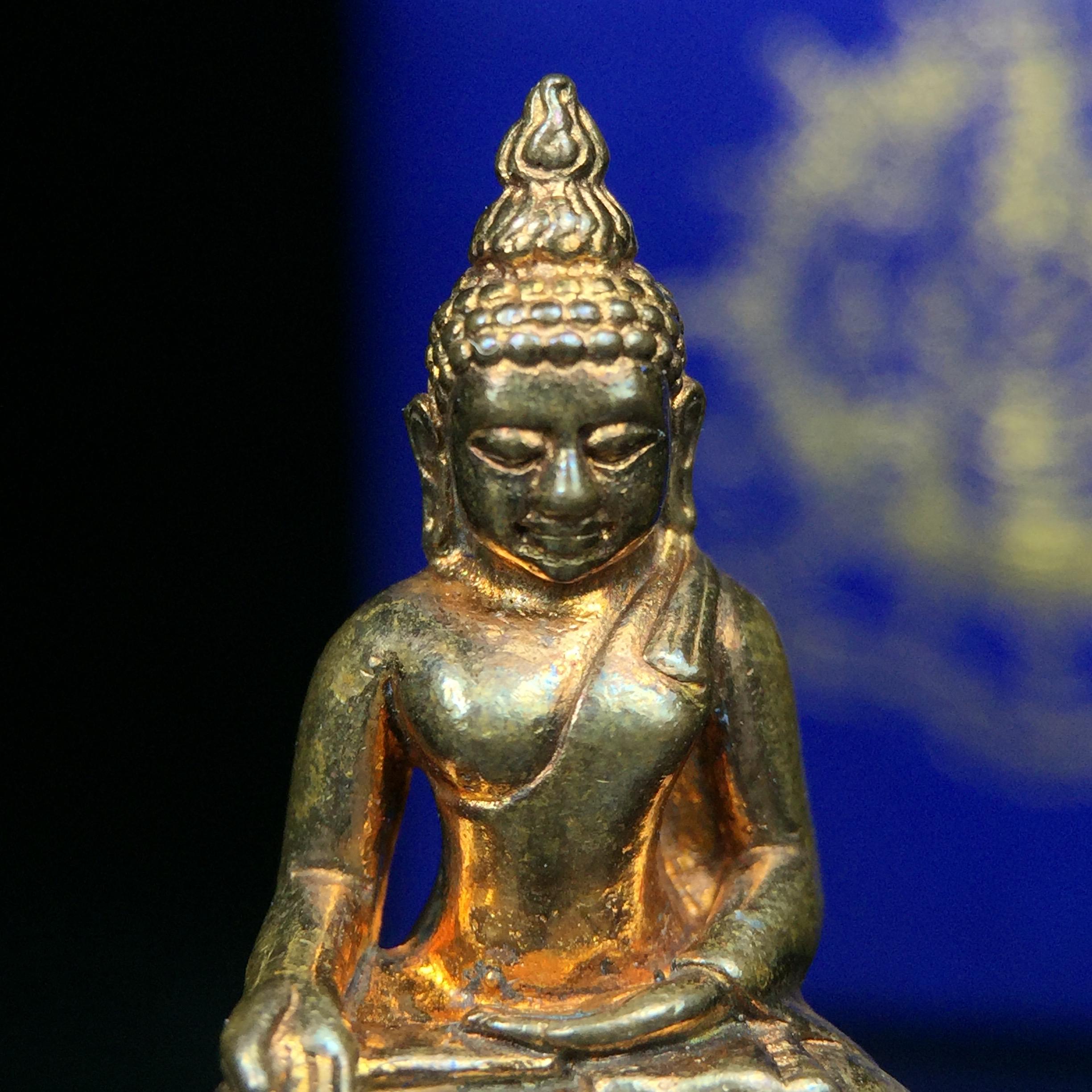 พระกริ่งไพรีพินาศ เฉลิมพระเกียรติ พระบาทสมเด็จพระเจ้าอยู่หัวรัชกาลที่9 พระชนมพรรษา 6 รอบ ปี2542เนื้อสัมฤทธิ์(บรรจุเหล็กไหล)ดีนอก-ดีใน(องค์นี้เป็นเนื้อสัมฤทธิ์ พิเศษกรรมการ ตอก 2 โค๊ต หมายเลข ๒๑๐๓)หายาก