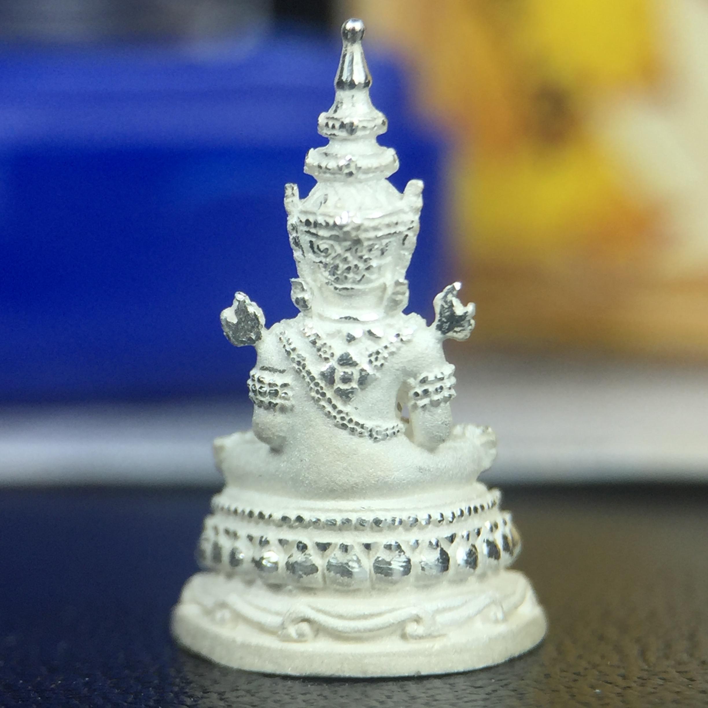 พระแก้วมรกต(จำลอง)ลอยองค์ ขนาดหน้าตัก 1/4 นิ้ว ทรงเครื่องฤดูร้อน เนื้อเงิน ตราสัญลักษณ์ฉลองสิริราชสมบัติครบ 60 ปี พ.ศ.2549(สภาพสวย ครบ สมบูรณ์)