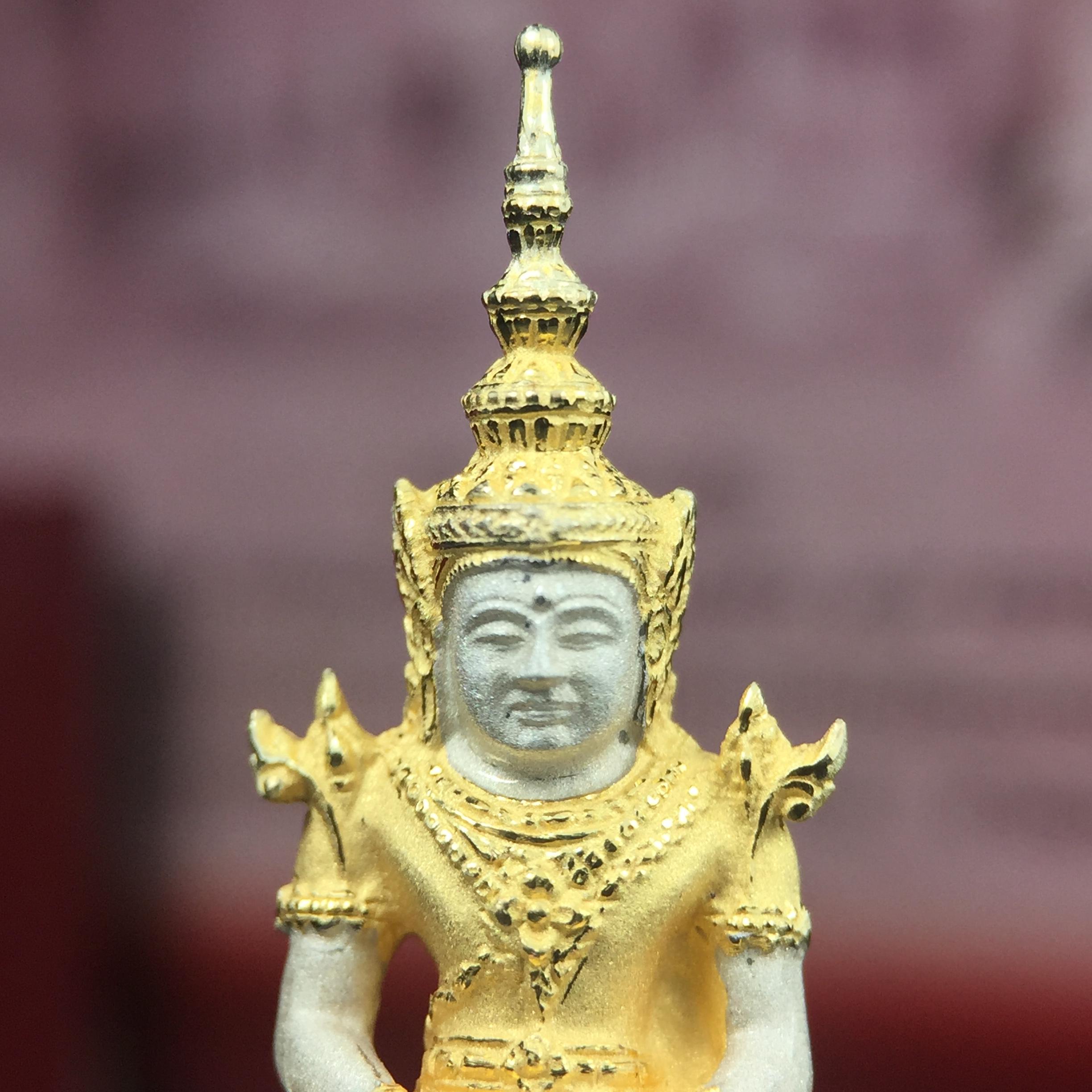 พระแก้วมรกต ภปร.(รุ่นแรก) ปี2545 รุ่นฉลองกรุงรัตนโกสินทร์ครบ 220 ปี พิมพ์ลอยองค์ใหญ่ เนื้อเงินบริสุทธิ์ 92.5% (สามกษัตริย์) ขนาด 19*35 มม. พร้อมกล่องบรรจุเดิม สวยครบสมบูรณ์