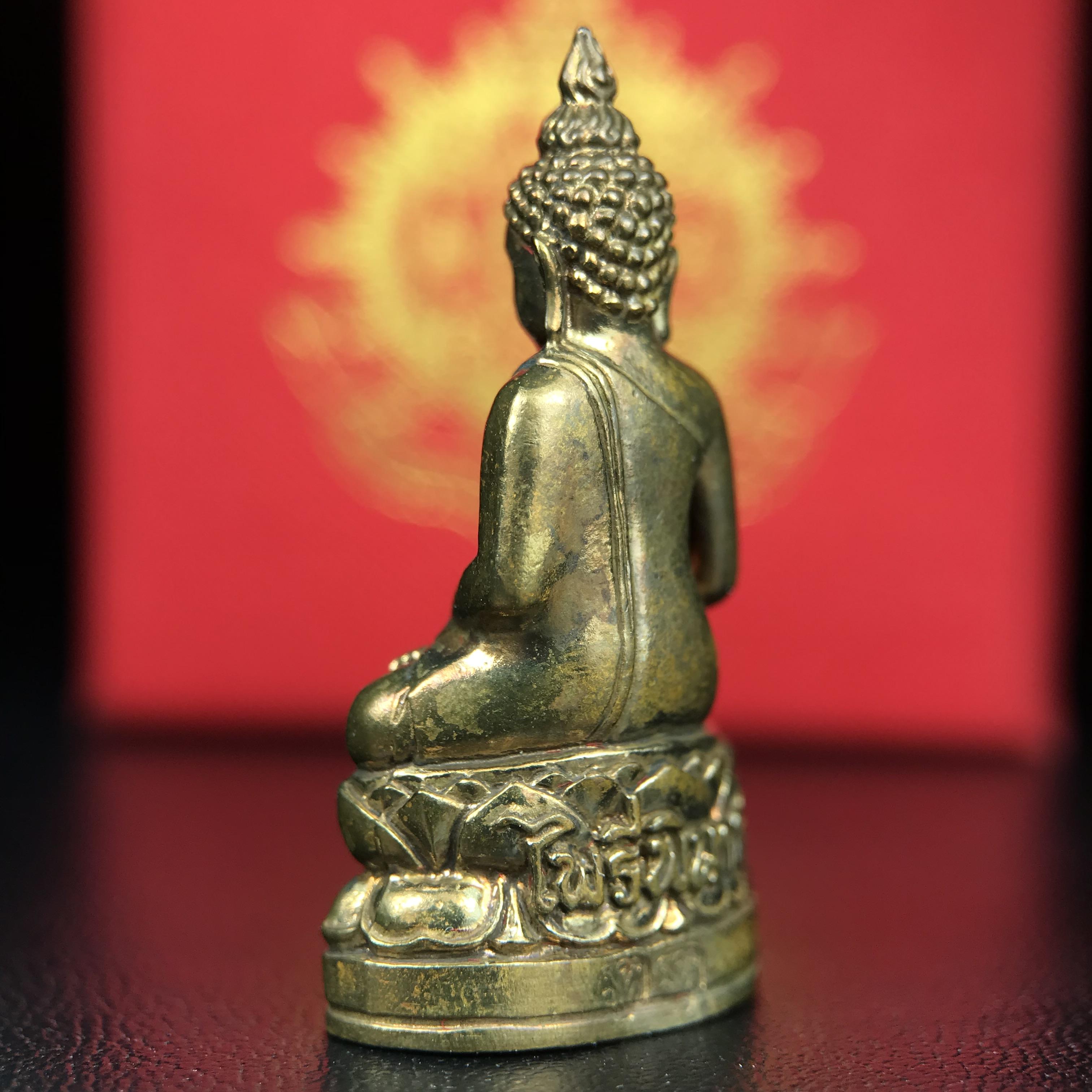 พระกริ่งไพรีพินาศ บรรจุเหล็กไหล ครั้งแรกและครั้งเดียวในประวัติศาสตร์ เฉลิมพระเกียรติ พระบาทสมเด็จพระเจ้าอยู่หัวรัชกาลที่9 พระชนมพรรษา 6 รอบ ปี2542 เนื้อสัมฤทธิ์(บรรจุเหล็กไหล)ดีนอก-ดีใน พิธีใหญ่ มวลสารเด่น(พิเศษกรรมการ ตอก 2 โค๊ต หมายเลข ๑๘๕๘)หายาก