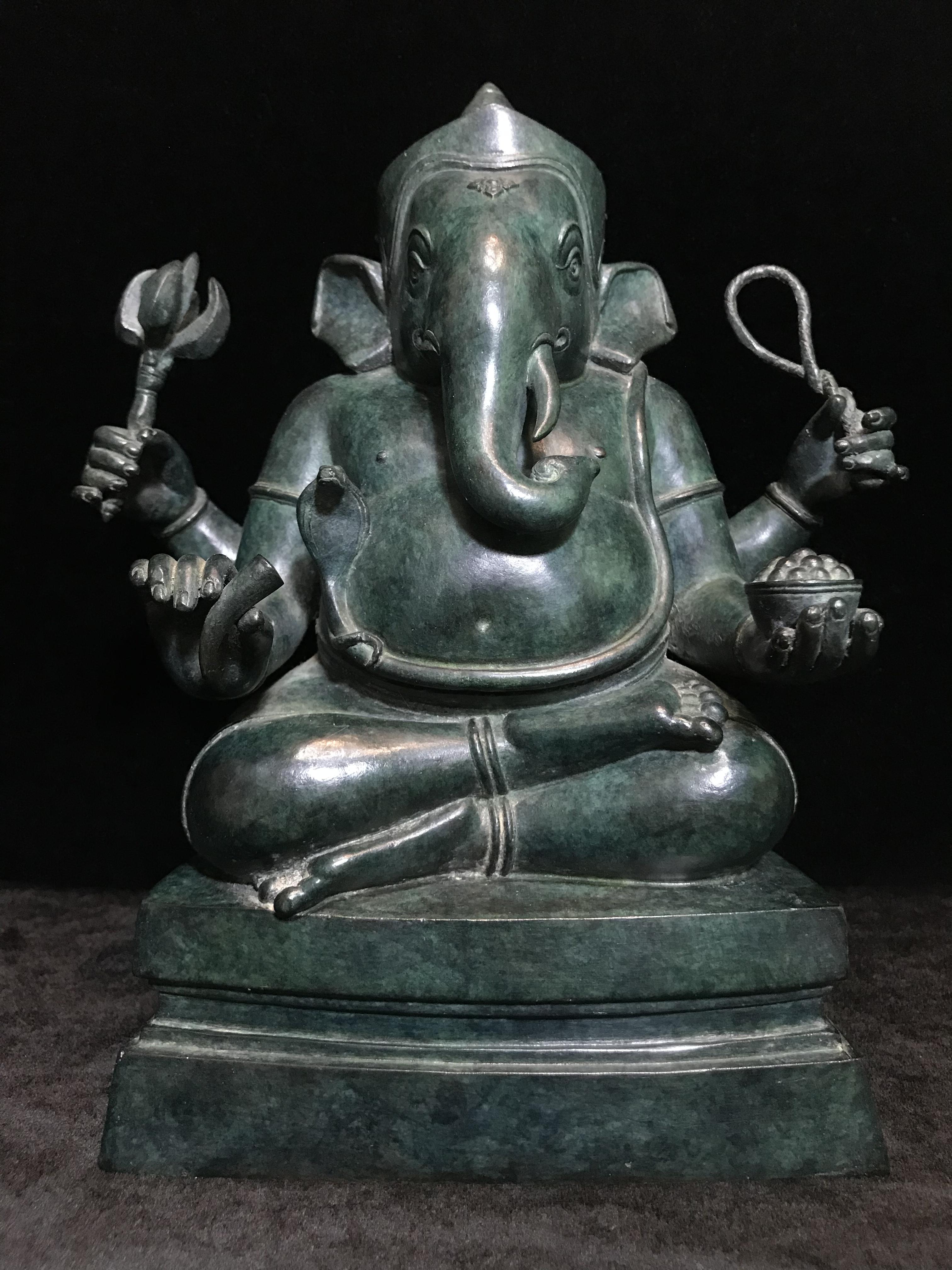 พระพิฆเนศครบรอบ55ปี คณะจิตรกรรม ม.ศิลปากร ปี 2540 เนื้อสำริด สนิมเขียว พาติน่า (Patinas) ขนาด 5x9 นิ้ว เป็นพระพิฆเนศที่งดงามทางด้านศิลปะมาก