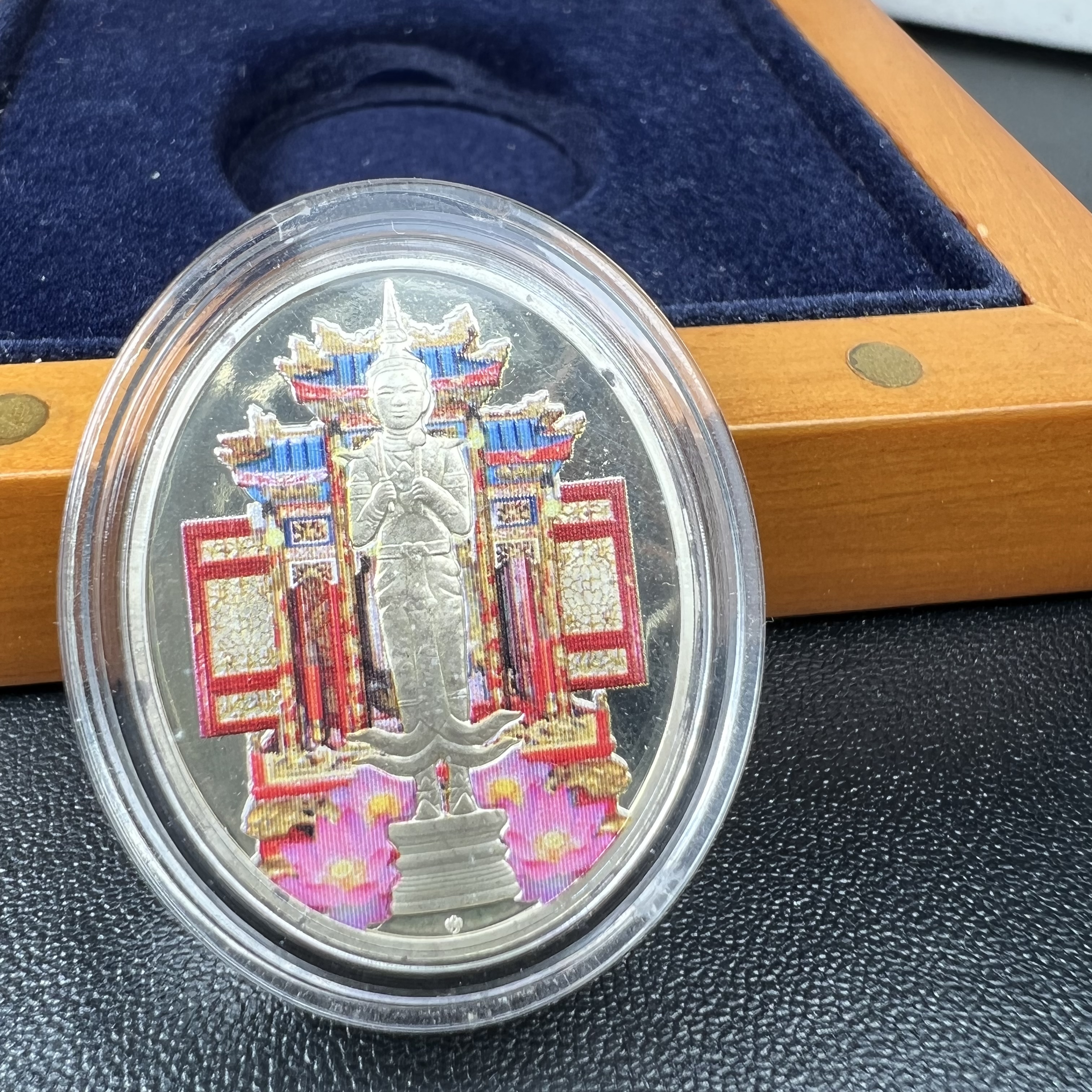 เหรียญที่ระลึกพระคลัง (พิมพ์สี) เนื่องในโอกาสครบ 125 ปี พระคลังมหาสมบัติ พ.ศ. 2558 เนื้อเงิน 99.99% ขัดเงา พิมพ์สี สวยสดงดงาม(นิยม สร้างน้อย หายาก)1 ใน 3126เหรียญ ***ตามความเชื่อที่ว่า ท่านใดมีพระคลังไว้บูชา ท่านนั้น จะมีกินมีใช้ตลอดไป เงินทองไม่ขาดมือ***