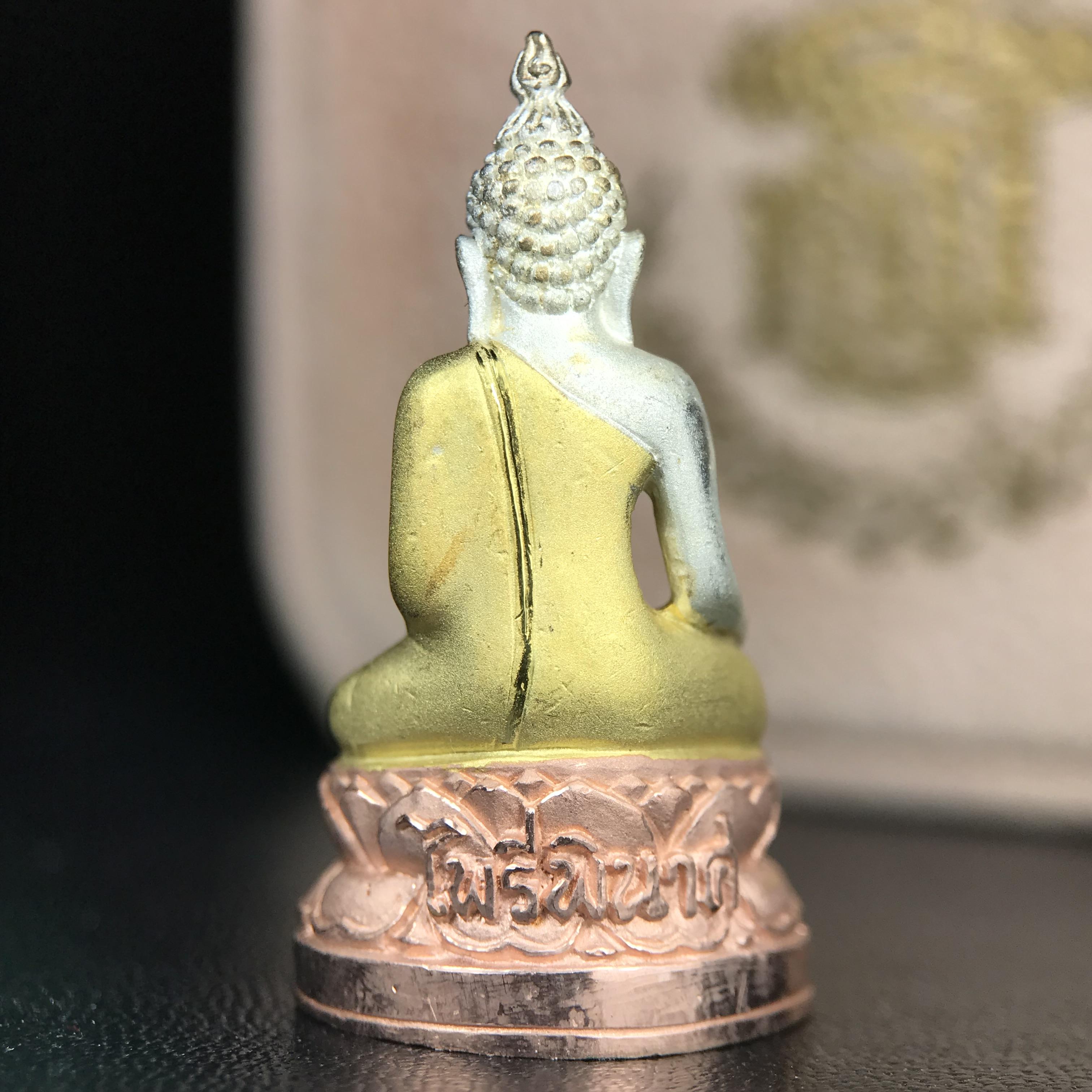 พระกริ่งไพรีพินาศ ตรากาญจนาภิเษกครองสิริราชสมบัติครบ 50 ปี รัชกาลที่9 ปี2540 เนื้อเงินสามกษัตริย์(ผิวเดิมสวย ครบ สมบูรณ์)พร้อมกล่องบรรจุเดิมครบ ชุดพระราชทาน(หายาก)(เข้มขลังทรงอานุภาพยิ่งใหญ่กำราบศัตรูพ่ายสิ้น พระไพรีพินาศ)(หายากพบเจอได้น้อยมาก)1ใน 539องค์