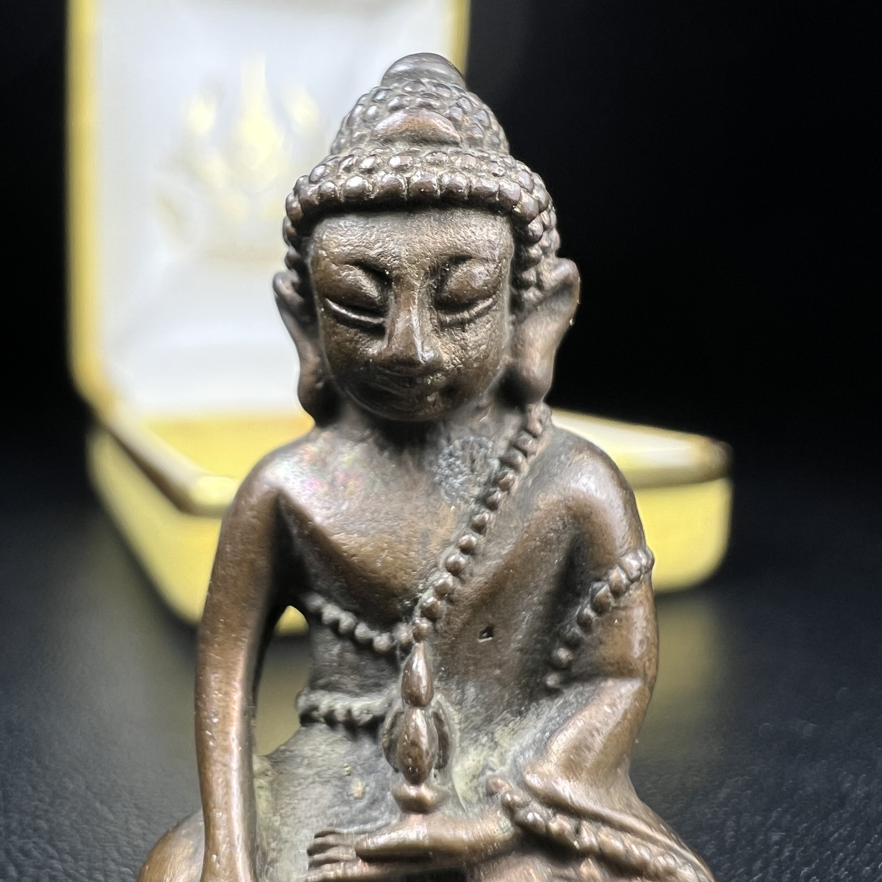 วัตถุมงคลคุ้มเกล้าฯ มหามงคลเฉลิมพระชนมพรรษา 6 รอบ รัชกาลที่ 9 ชุดพิเศษกรรมการ(หายาก) (ในหลวงรัชกาลที่9 ทรงจุดไฟพระฤกษ์และเททอง พิธีใหญ่)ยอดนิยมหายาก