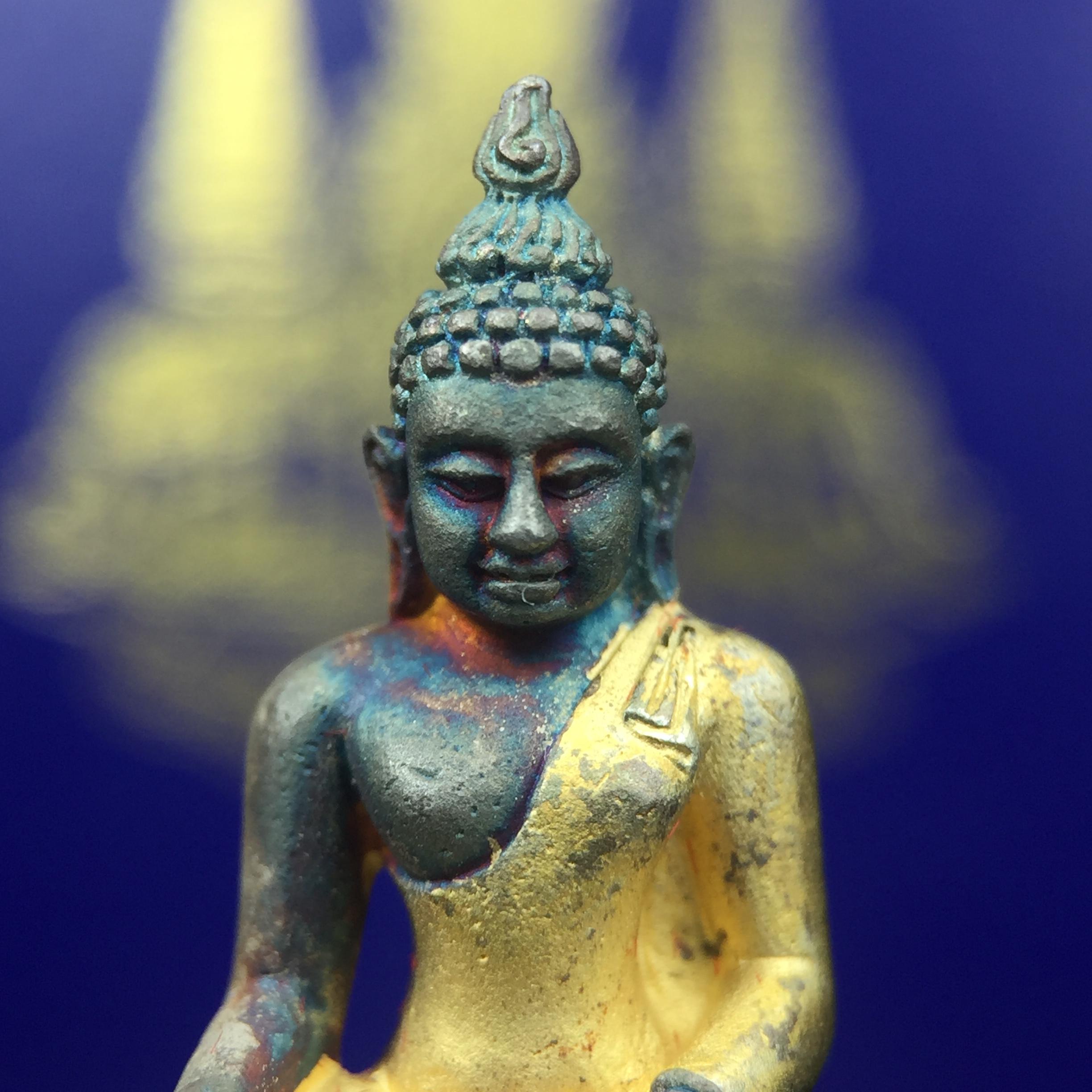 พระกริ่งไพรีพินาศ ครองสิริราชสมบัติครบ 50 ปี พ.ศ.2540 เนื้อเงินสามกษัตริย์ ผิวเดิมๆขึ้นสีรุ้งธรรมชาติแบบนิยม(สเน่ห์พระเนื้อเงินสีสันที่ธรรมชาติสรรค์สร้าง)พร้อมกล่องบรรจุเดิมครบ(เข้มขลังทรงอานุภาพยิ่งใหญ่ กำราบศัตรูพ่ายสิ้น พระไพรีพินาศ)(หายาก)1ใน539 องค์