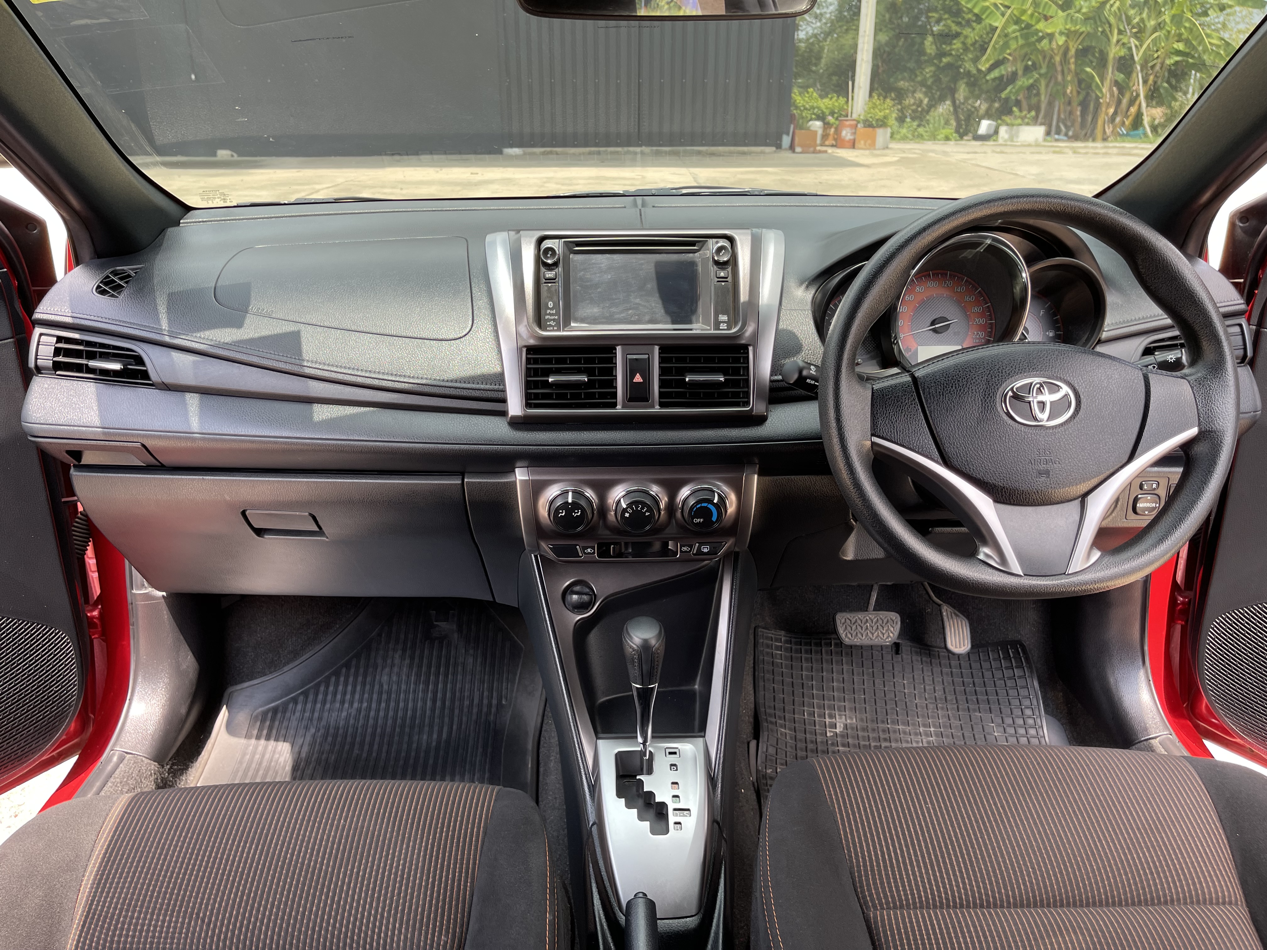 Toyota Yaris 1.2 E At 2016 แดง