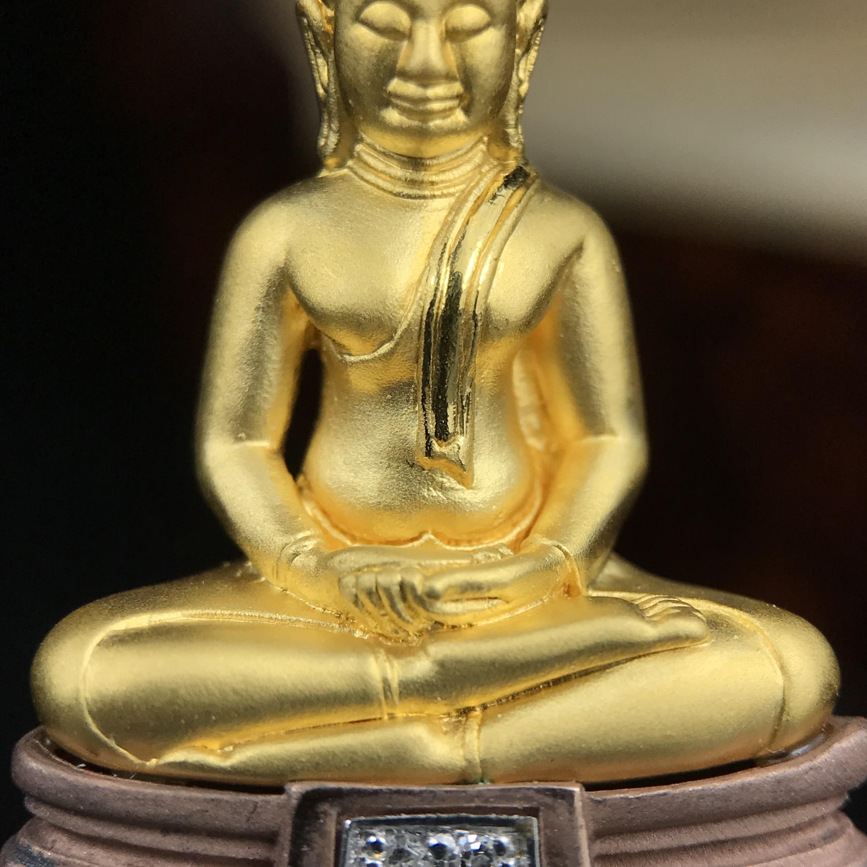 พระพุทธโสธร รุ่นสร้างอุโบสถหลังใหม่ พิธีพุทธาภิเษก ณ อุโบสถวัดโสธรวรารามวรวิหาร 18 พฤศจิกายน พ.ศ.2542 เนื้อสามกษัตริย์ องค์พระทองคำแท้ ฐานนาก ผ้าทิพย์ประดับเพชรแท้ หนักรวม 6.82g ขนาด 2.5x3.5 ซม.(องค์หมายเลข ๒๔๘)(พุธศิลป์สุดงดงาม อีกหนึ่งรุ่นยอดนิยม)หายาก