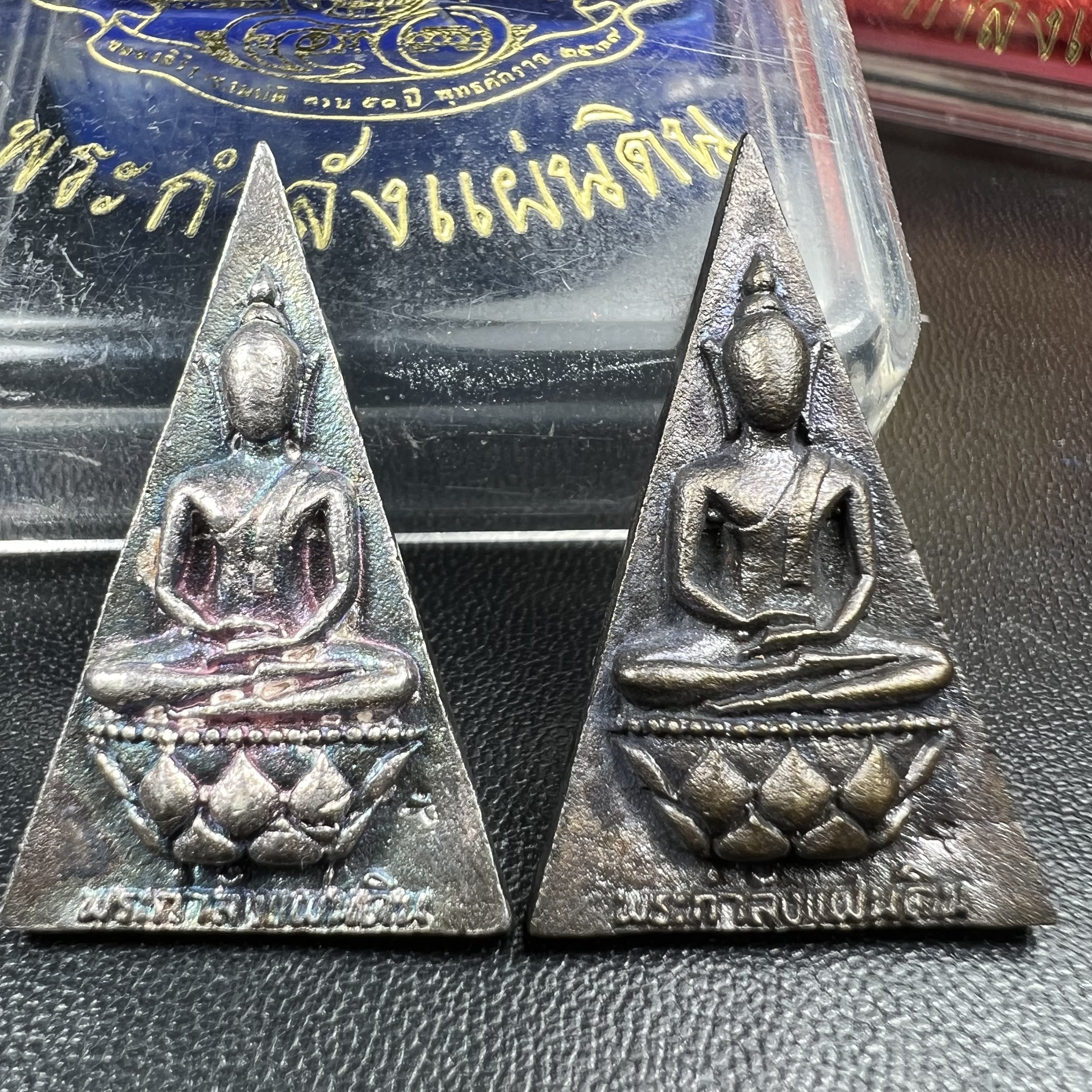 พระกำลังแผ่นดิน (สมเด็จจิตรลดา2) จัดสร้างเฉลิมพระเกียรติ ร.9 ครองราชย์ 50 ปี 2539 เนื้อเงิน(ผิวเดิมกลับดำ รุ้งๆสวย)+เนื้อนวโลหะ(สร้างน้อยหายาก)พร้อมกล่องบรรจุเดิม(1ใน2539องค์)