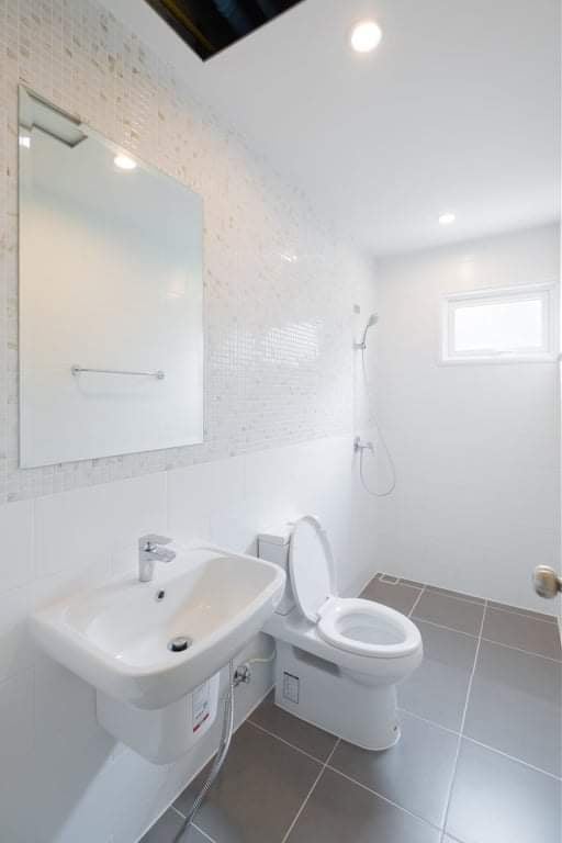 For Sales : Kohkaew, 3-Storey Commercial Builing, 4 Bedrooms 3 Bathrooms, 18 Sqw.