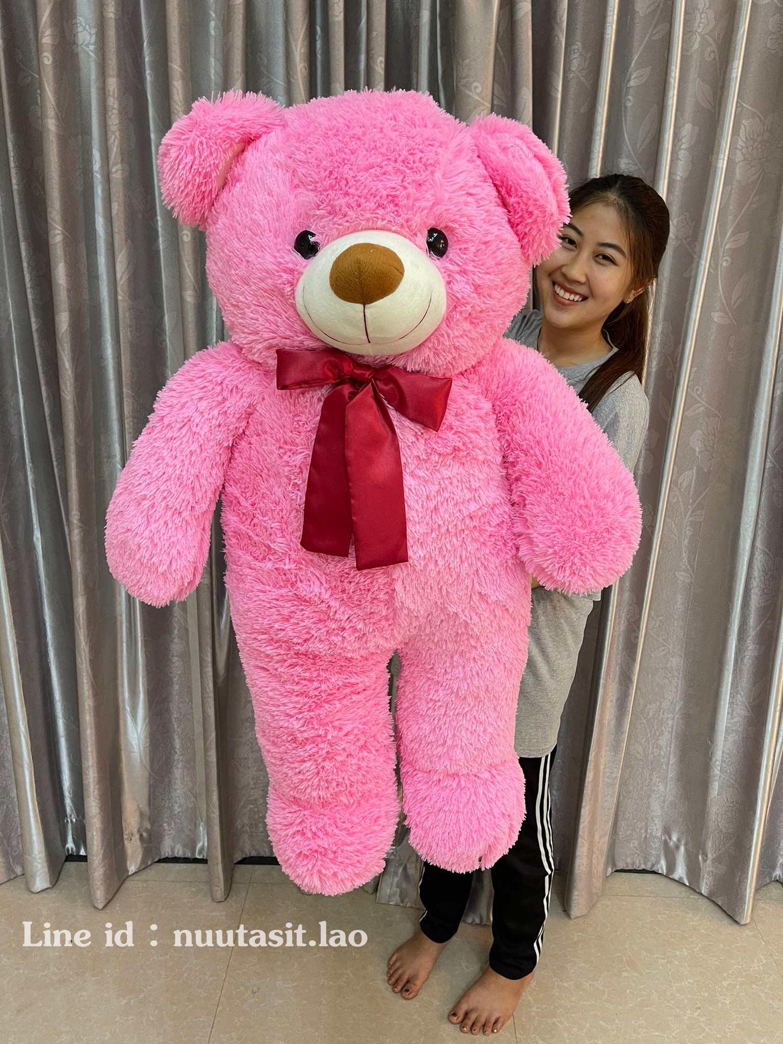 ตุ๊กตาหมีมีโบว์ตัวใหญ่