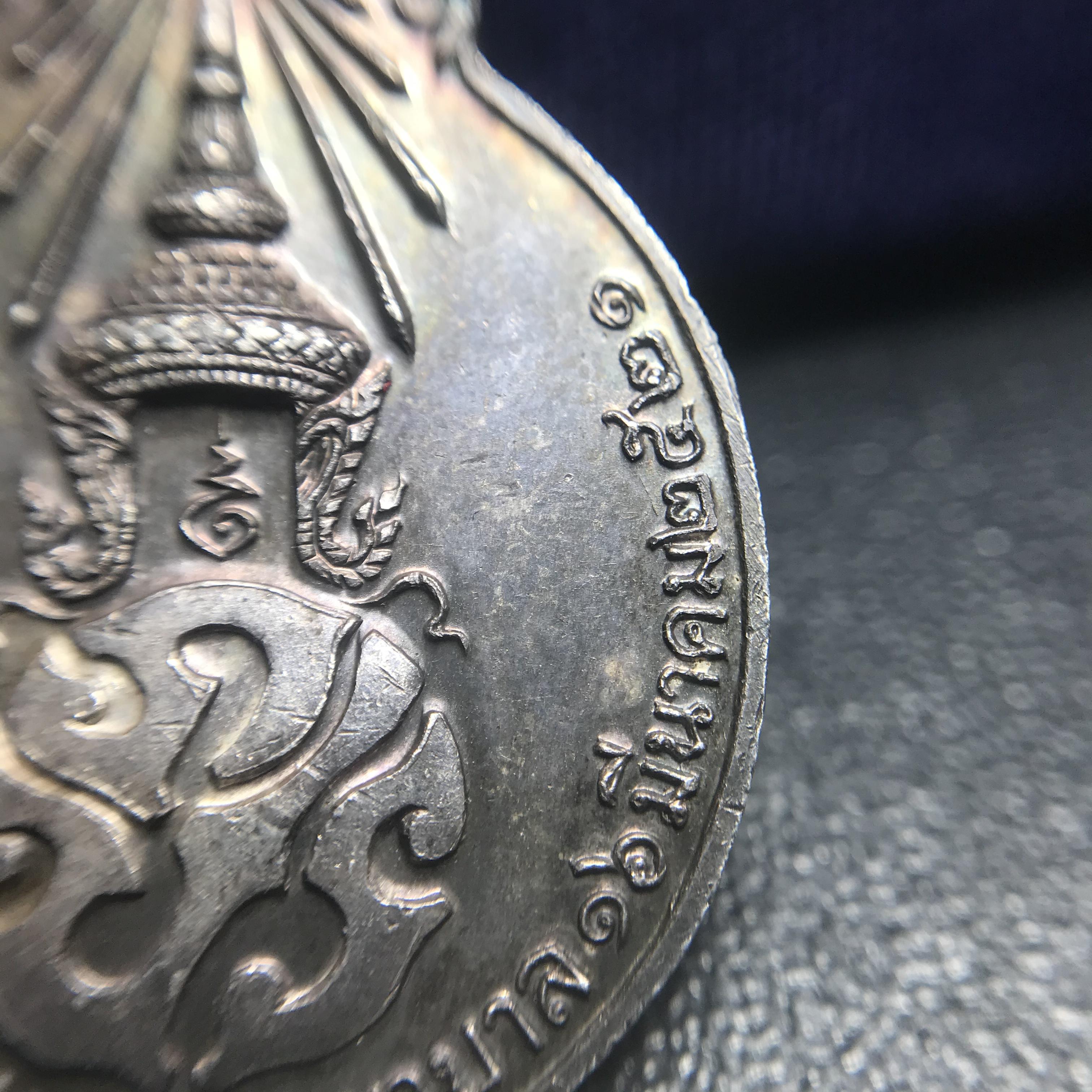 หลวงปู่แหวน วัดดอยแม่ปั๋ง รุ่นสร้างตึกโรงพยาบาล ปี 2521 หลัง ภปร.(ใหญ่) เนื้อเงิน(บล็อกนิยม)(คัดสวยสภาพผิวเดิม)กล่องเดิมครบสมบูรณ์(หายาก)