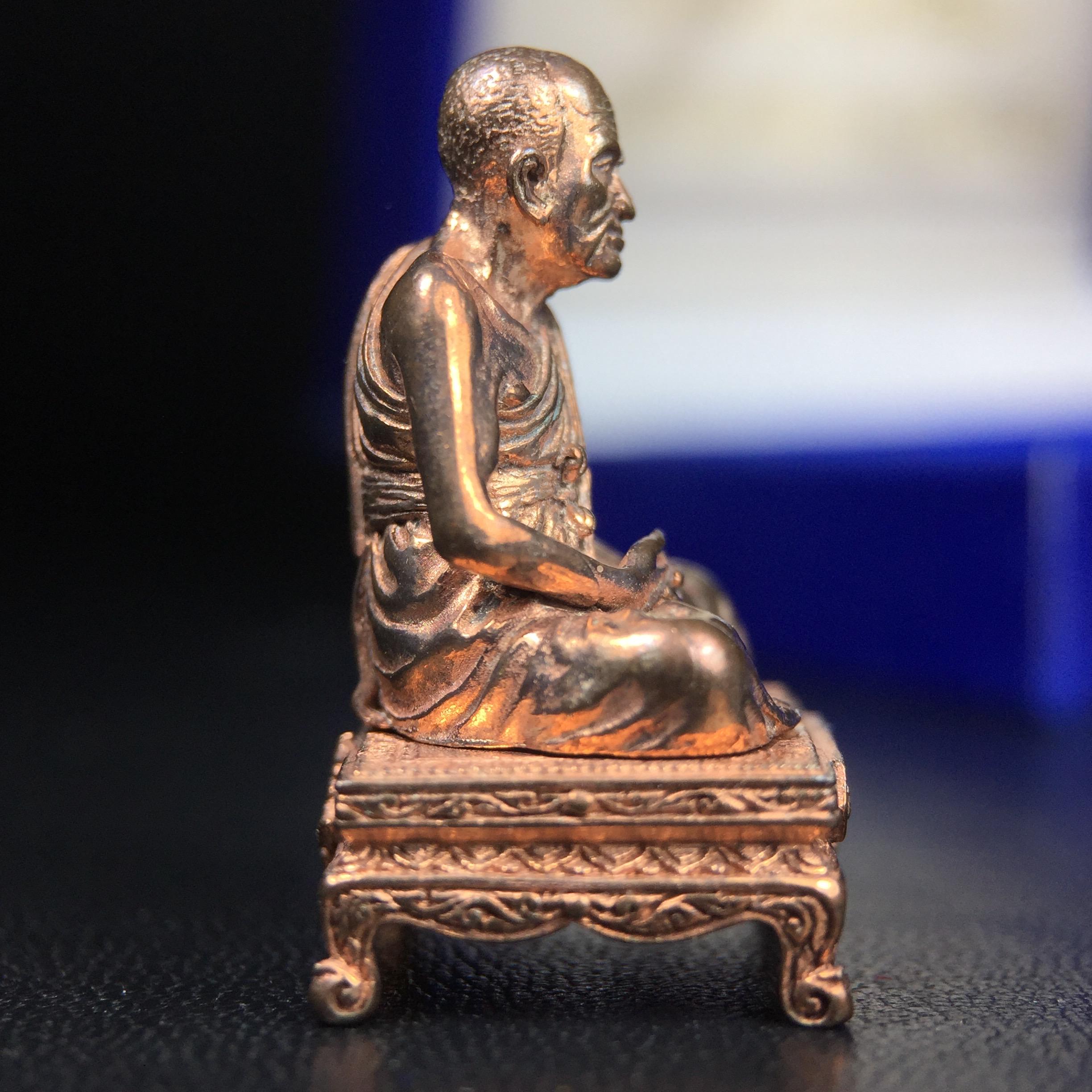 รูปหล่อหลวงพ่อเงิน วัดบางคลาน จ.พิจิตร พิมพ์หน้าเหมือนหลวงพ่อ "รุ่น 91 ปี กรมเสมียนตรา" กระทรวงกลาโหมจัดสร้างในปี 2543 พุทธาภิเษกใหญ่ 3 วัด 3พิธีวัดสุทัศน์ /วัดบางคลาน/วัดพระแก้ว เนื้อนวโลหะปัดเงา(แก่ทองคำ)พุทธศิลป์งดงามมากหายาก(ตอกโค๊ตหมาย ๖๐๘)