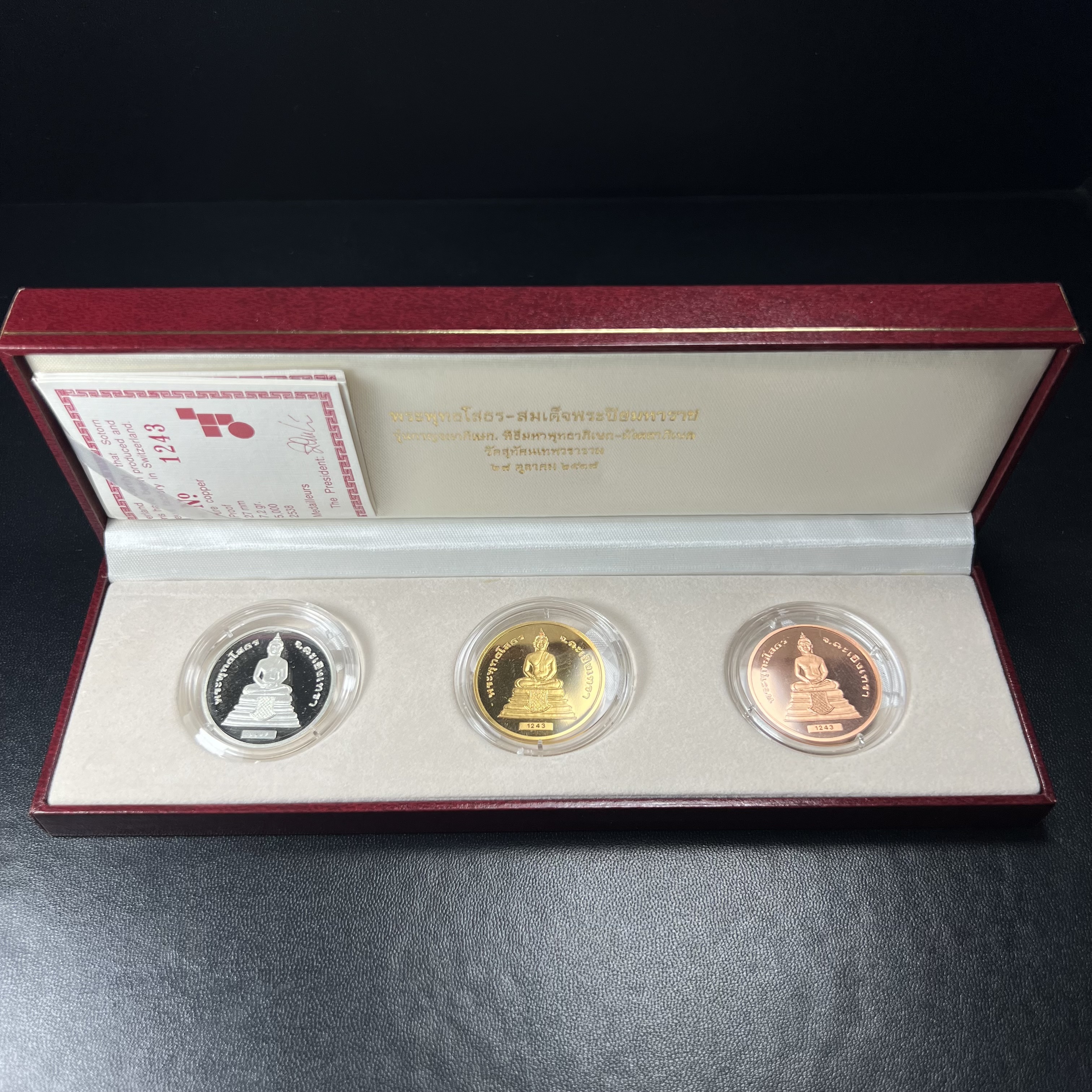 เหรียญพระพุทธโสธร-สมเด็จพระปิยมหาราช รุ่นกาญจนาภิเษก วัดสุทัศน์เทพวราราม ปี2538 ครบชุดสามกษัตริย์ 1 ชุดมี 3 เนื้อ (เงินขัดเงา+กะไหล่ทองขัดเงา+ทองแดงบริสุทธิ์ขัดเงา) ขนาด 27 มม. ครบชุดพิมพ์ใหญ่หมายเลขเดียวกันพร้อมกล่องและใบรับรองเดิม(1ใน 2000 ชุดหายาก)