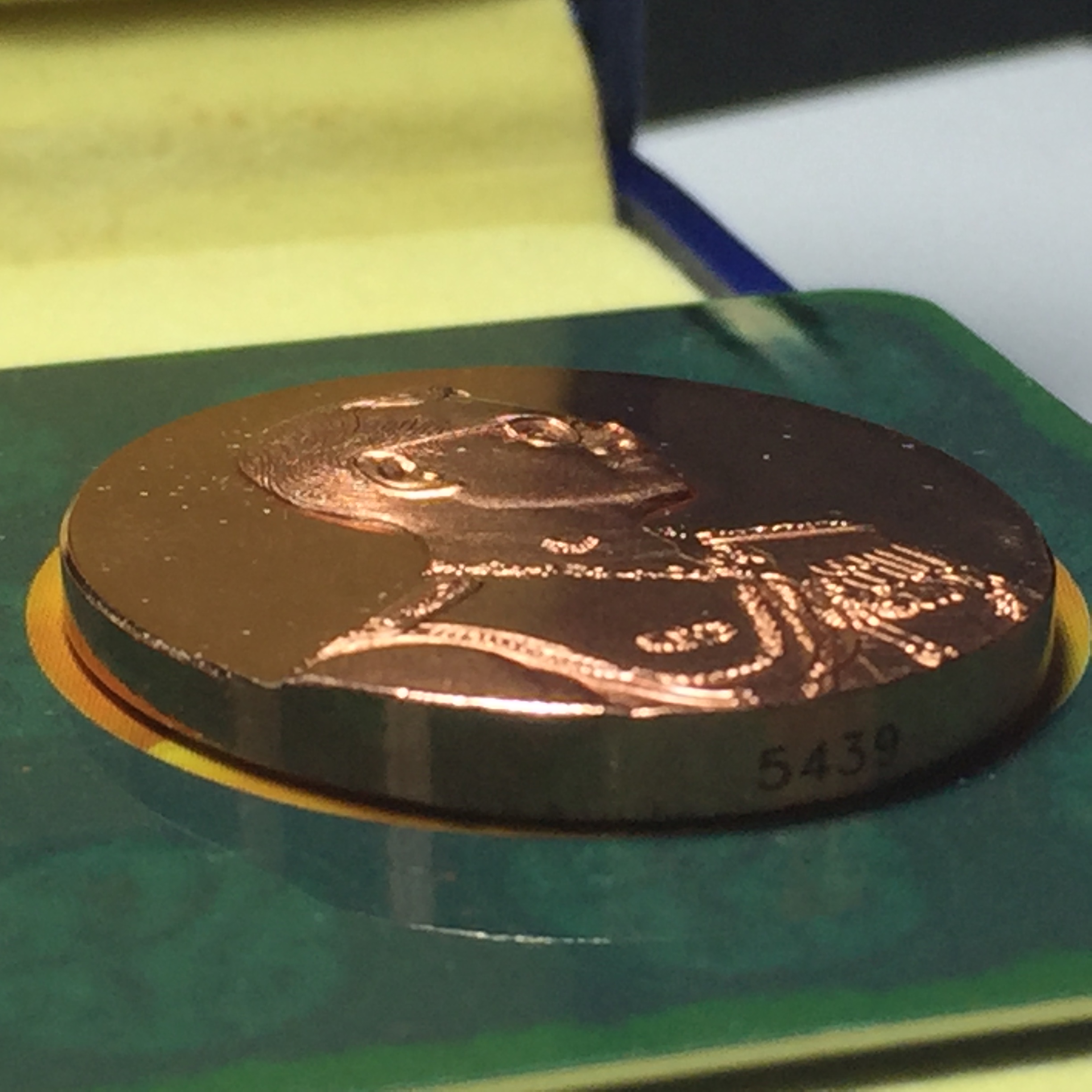 เหรียญแห่งศรัทธา ร.9 ที่ระลึก50 ปีแพทย์ศาสตร์ จุฬาฯ ปี2540 เนื้อทองแดง