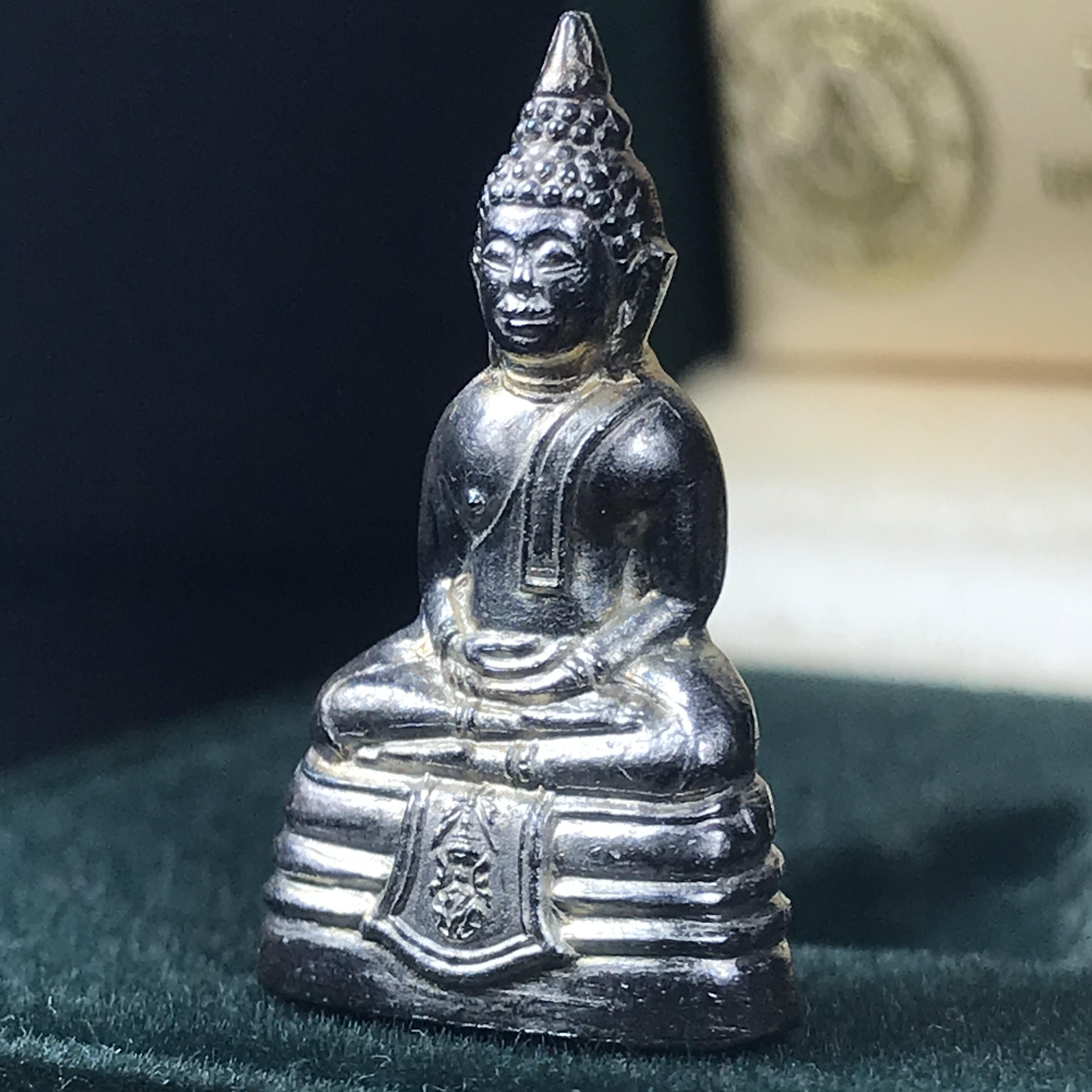 พระกริ่งพุทธโสธร ภปร. รุ่นกาญจนาภิเษก ปี2539 เนื้อเงิน(ผิวเดิมกลับดำเข้มขลังสภาพสวย)(พิธีใหญ่)