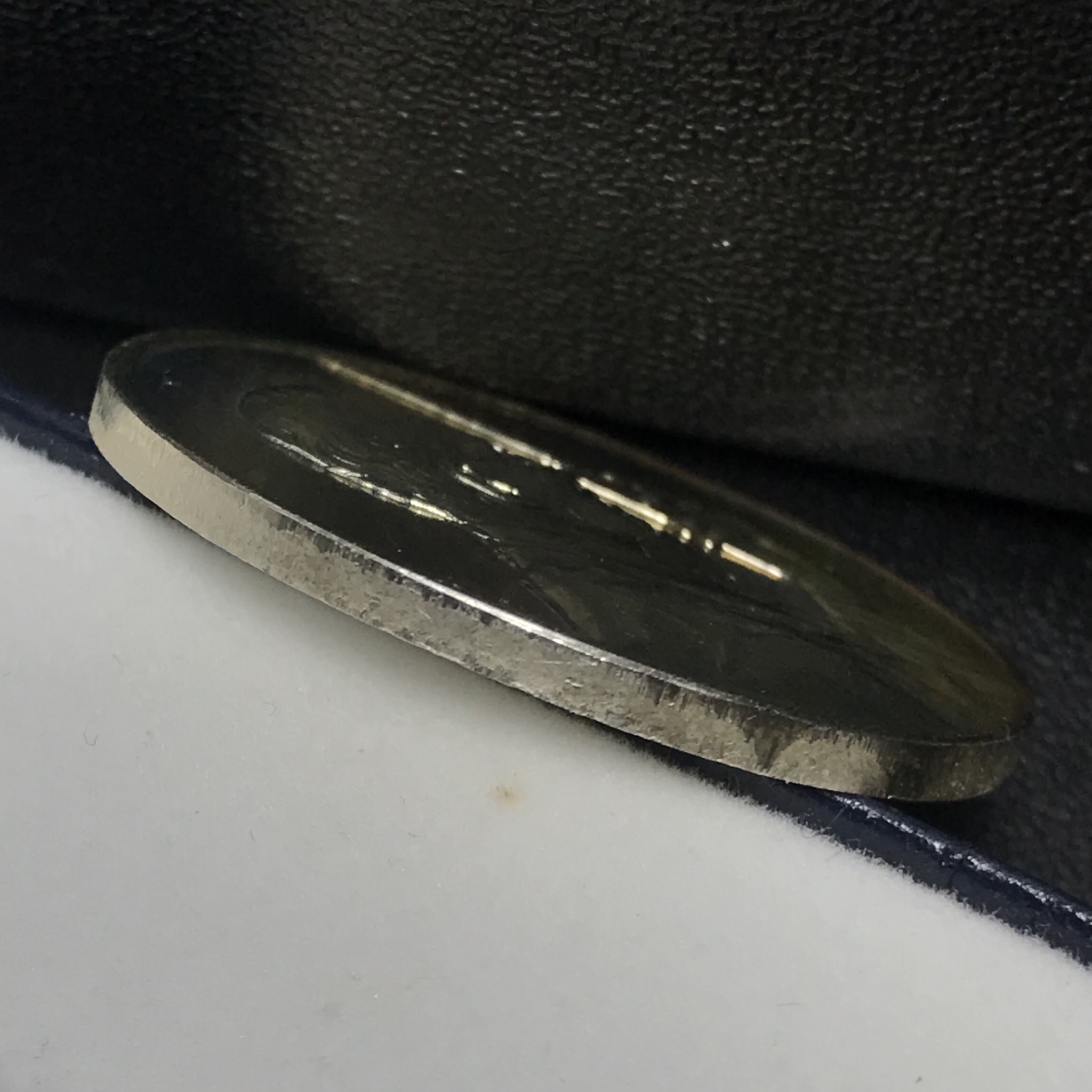 เหรียญที่ระลึกเฉลิมพระเกียรติ พระราชกรณียกิจ ด้านการสื่อสาร กรมไปรษณีย์โทรเลข ปี2539 เนื้อเงิน กล่องซองบรรจุครบผิวเดิมขึ้นน้ำทองสวยงาม(ในหลวงทรงวิทยุVR009)