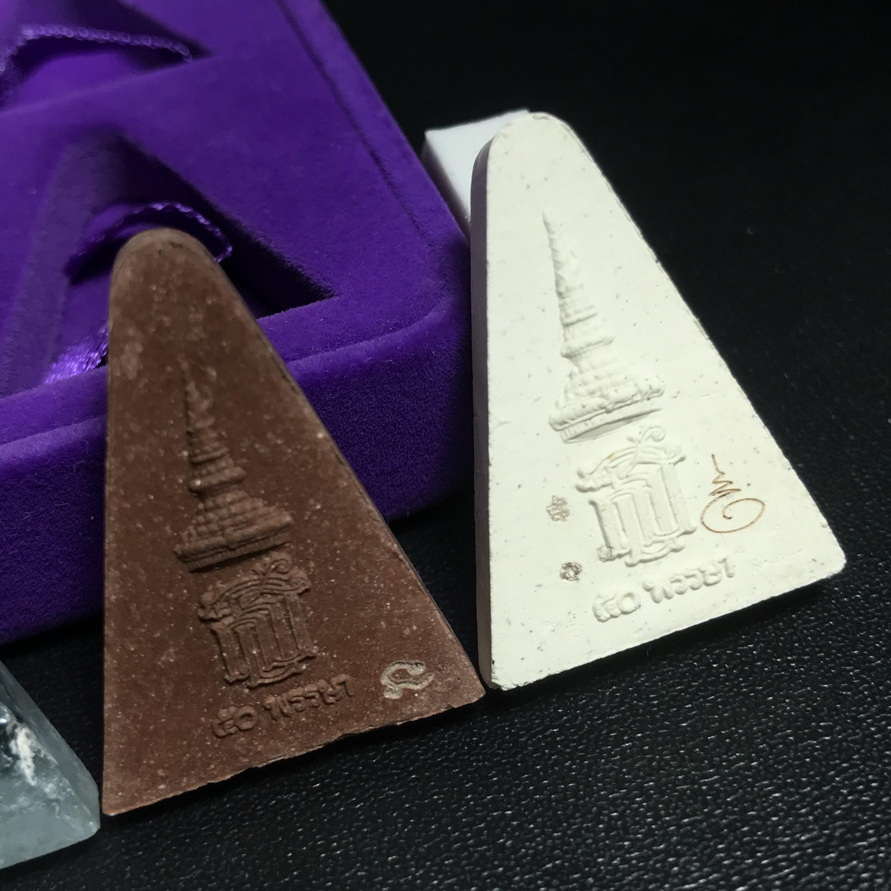 พระนางพญาเสน่ห์จันทร์ สธ. สร้างในวโรกาสทรงเจริญพระชนมายุ 50 พรรษา สมเด็จพระเทพฯ พ.ศ.2548 ชุดพิเศษ (1 ใน 5000 ชุด)หายาก