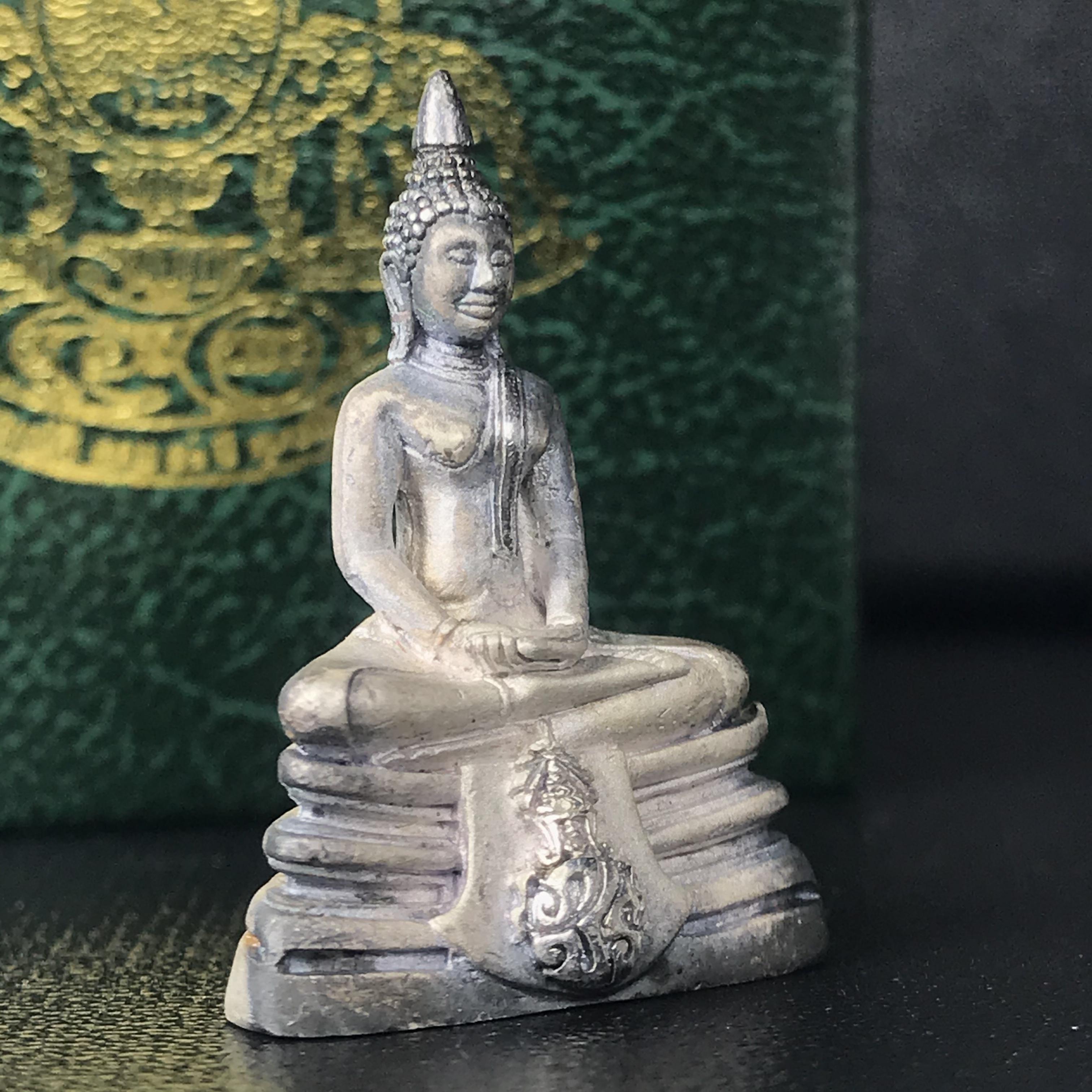 พระพุทธโสธร ภปร. รุ่นย้อนยุค สร้างพระอุโบสถ สมาคมชาวฉะเชิงเทรา จัดสร้าง ปี 2539 วโรกาสครองสิริราชสมบัติครบ 50 ปี เนื้อเงินทรายนวลขัดเงาบางส่วน(ผิวเดิม) พร้อมกล่องบรรจุและใบรับรองเดิม