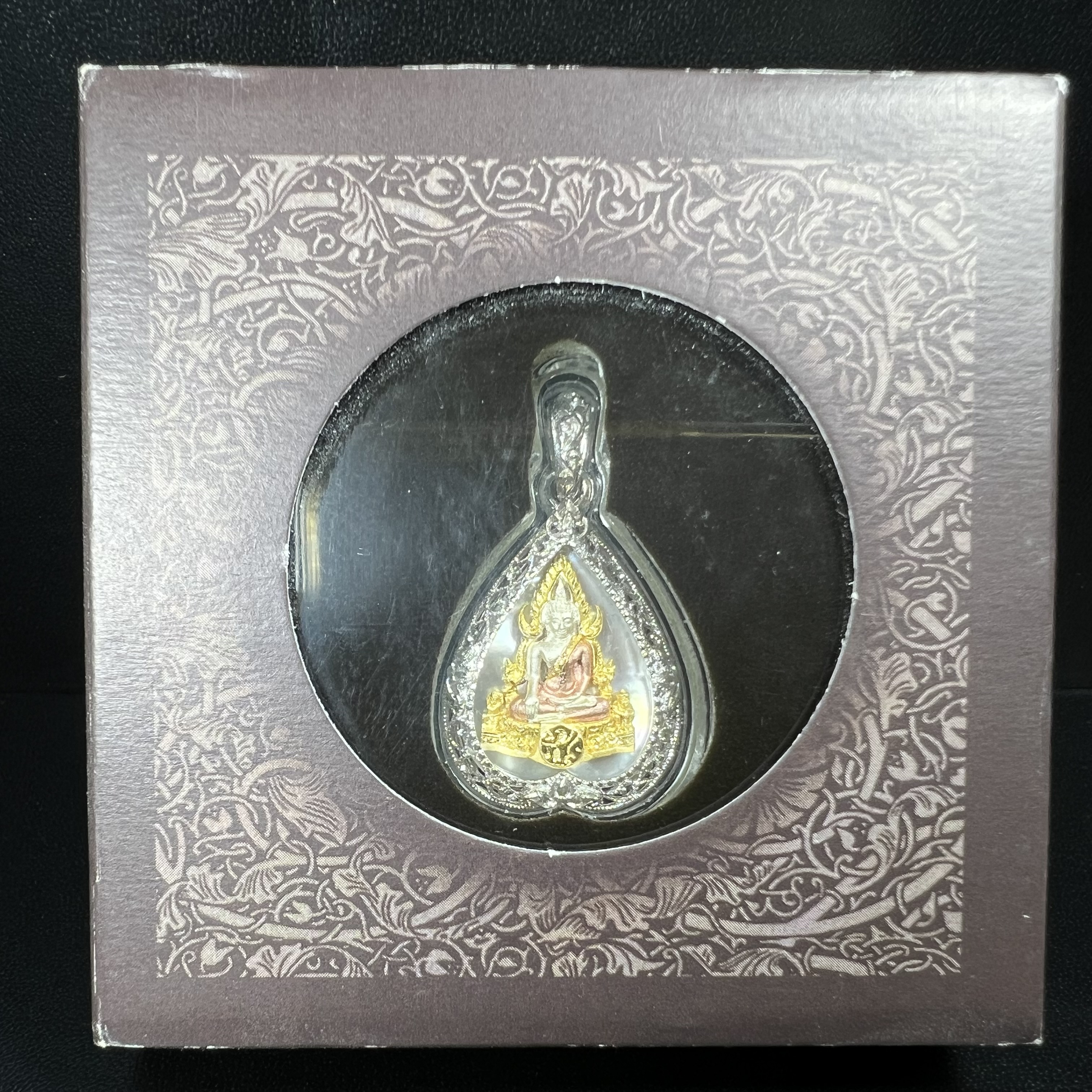 พระพุทธชินราช ภปร. โครงการ "เพราะแผ่นดินนี้ คือ แผ่นดินเกิด" ปี2548(รุ่นแรก) เหรียญทรงใบโพธิ์ ขนาด 21 x 29 มม. เนื้อเงินสามกษัตริย์ องค์พระชุบสามกษัตริย์ ล้อมด้วยกรอบเงินชุบทองคำขาวสลักเสลาเป็นลวดลายละเอียดอ่อน ส่วนพื้นองค์พระเป็นเปลือกหอยมุข