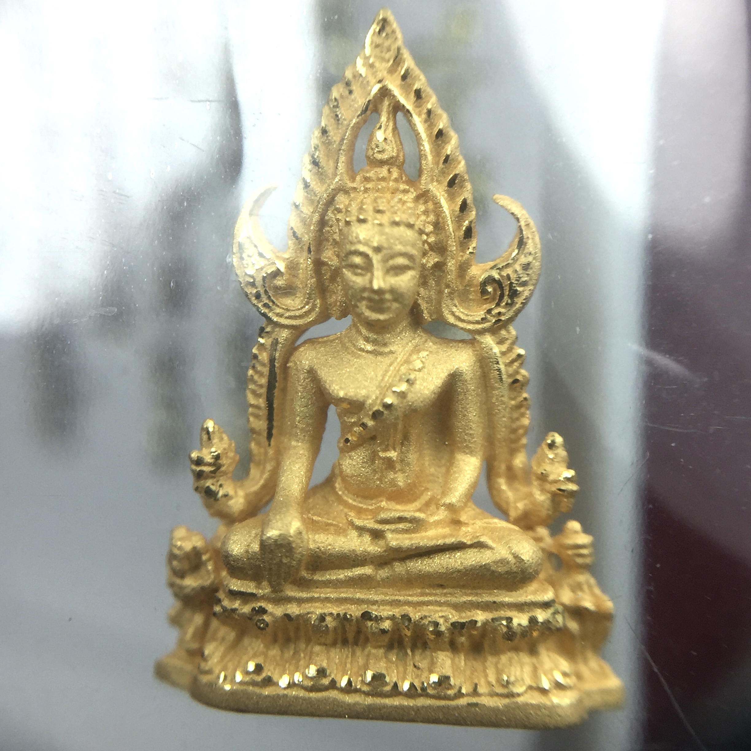 พระพุทธชินราช รุ่น ประวัติศาสตร์ มูลนิธิเพื่อตำรวจไทยจัดสร้าง ปี 2562 เนื้อทองคำขัดเงา พิมพ์ลอยองค์จิ๋ว(ขนาดสูง 1.5 ซม.) (สภาพ สวย ซีนซองเดิม กล่องบรรจุเดิมครบสมบูรณ์)