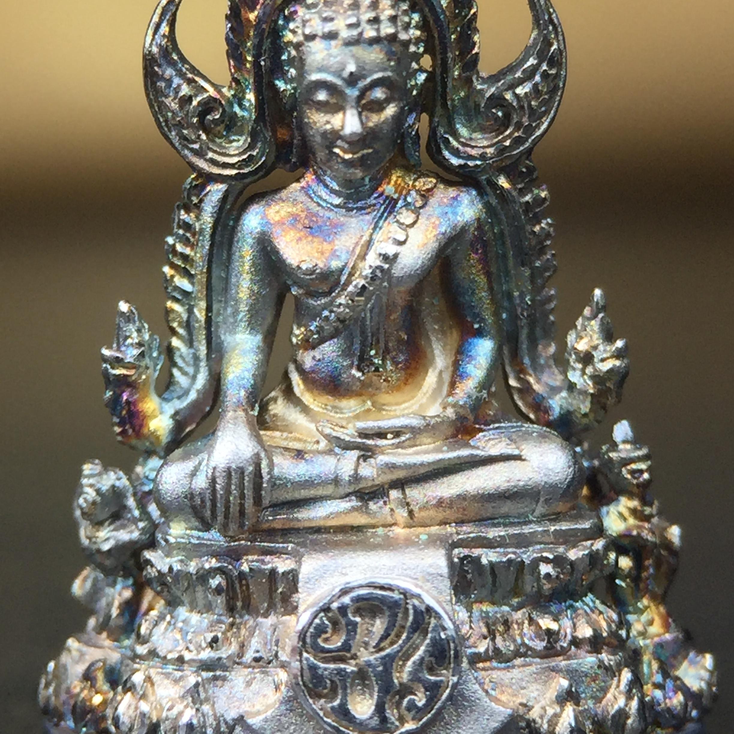 พระพุทธชินราช(จำลอง) ภปร. 84 พรรษา เนื้อเงินชุบทองคำขาว พิมพ์เล็กขนาดหน้าตัก 1/4 นิ้ว (สภาพผิวเดิมสวย ขึ้นสีรุ้งธรรมชาติ แบบนิยม)(พระราชทานมวลสาร จิตรลดาและเส้นพระเจ้า(เส้นผม))พุทธศิลป์ทรงคุณค่าอีกหนึ่งรุ่นยอดนิยม