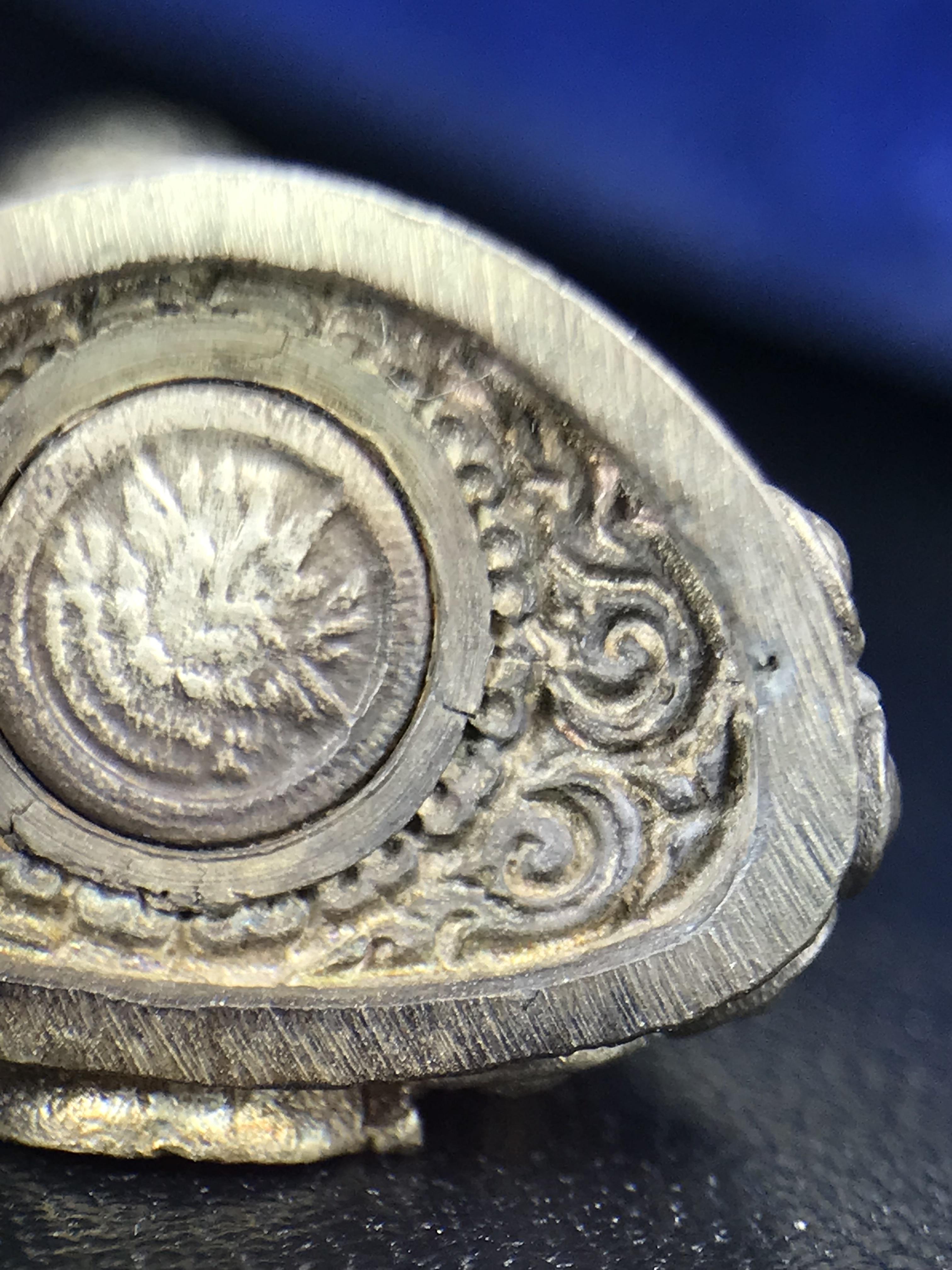 พระกริ่งศิรากาศ ภปร.(พระกริ่งคุ้มเกล้า)วัตถุมงคล"คุ้มเกล้าฯ" มูลนิธิ “คุ้มเกล้า” ในพระบรมราชูปถัมภ์ จัดสร้าง โรงพยาบาลภูมิพล เนื้อเงิน(พิมพ์หน้าไทย)(สภาพผิวเดิมขึ้นน้ำทองเก่าเก็บอย่างดีพร้อมกล่องบรรจุสวยมากมาก!)(ในหลวงรัชกาลที่9เสด็จเททอง)(พิธีใ